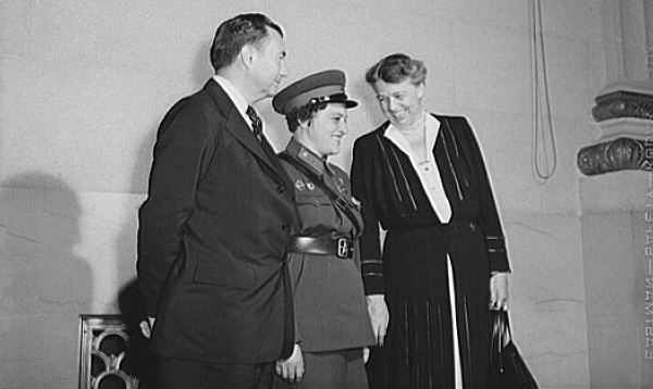 El juez de la Corte Suprema de EEUU Robert Jackson, Lyudmila Pavlichenko y Eleanor Roosevelt en 1942.