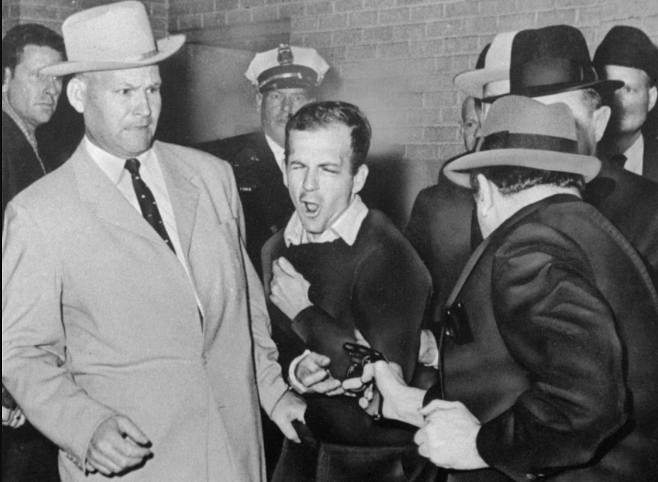 Lee Harvey Oswald recibe el disparo de Jack Ruby en la Estación Central de Policía de Dallas, el 24 de noviembre de 1963. (AP/Dallas Times-Herald, Bob Jackson)