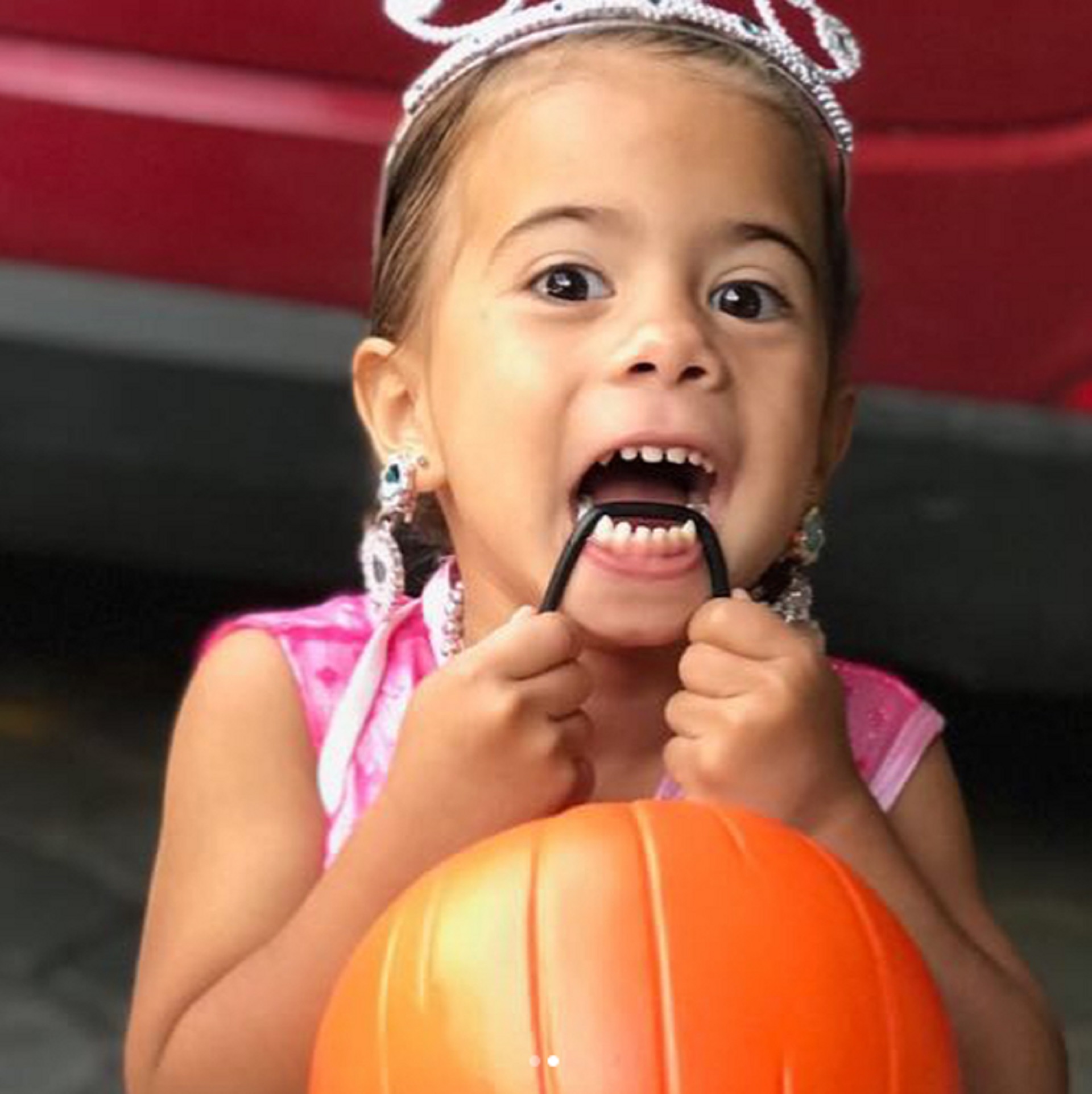 Bella, una de las mellizas, muy parecida a su madre