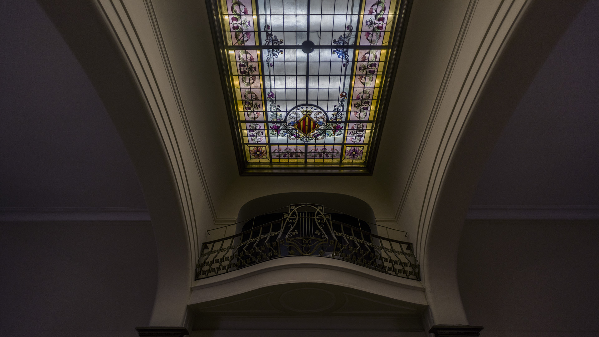 Su ampliación luce un elaborado modernismo catalán, variante del Art Nouveau