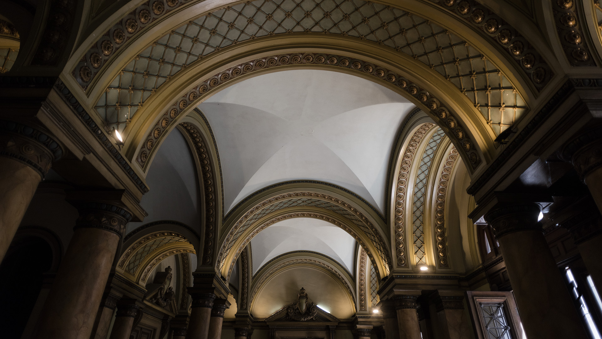 Presenta una fachada academicista compuesta según los principios clásicos de basamento-desarrollo-remate, tomando elementos decorativos de la arquitectura clásica