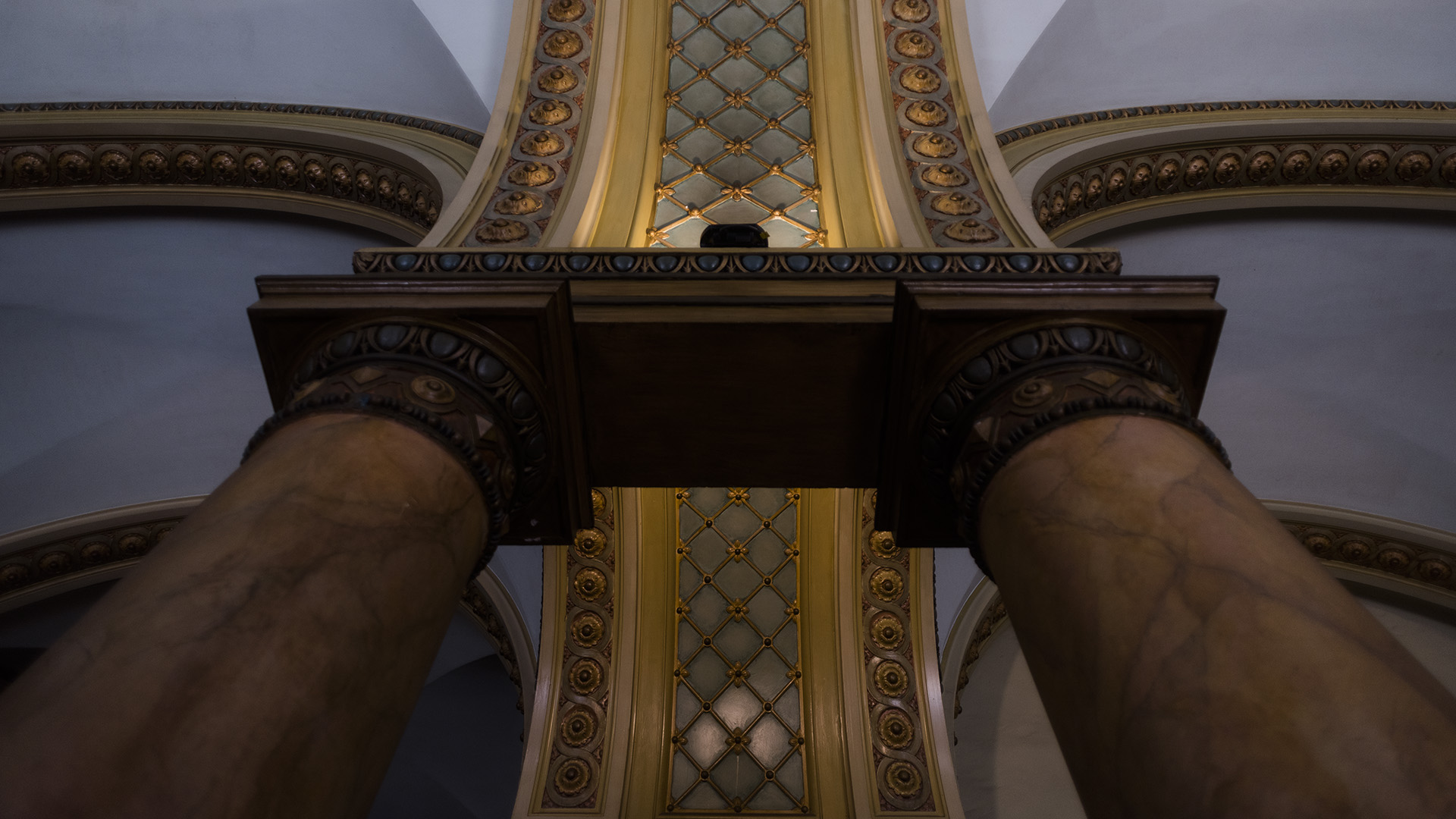 Presenta columnas corintias, frontis de influencia griega y herrería con diseño de inspiración romana