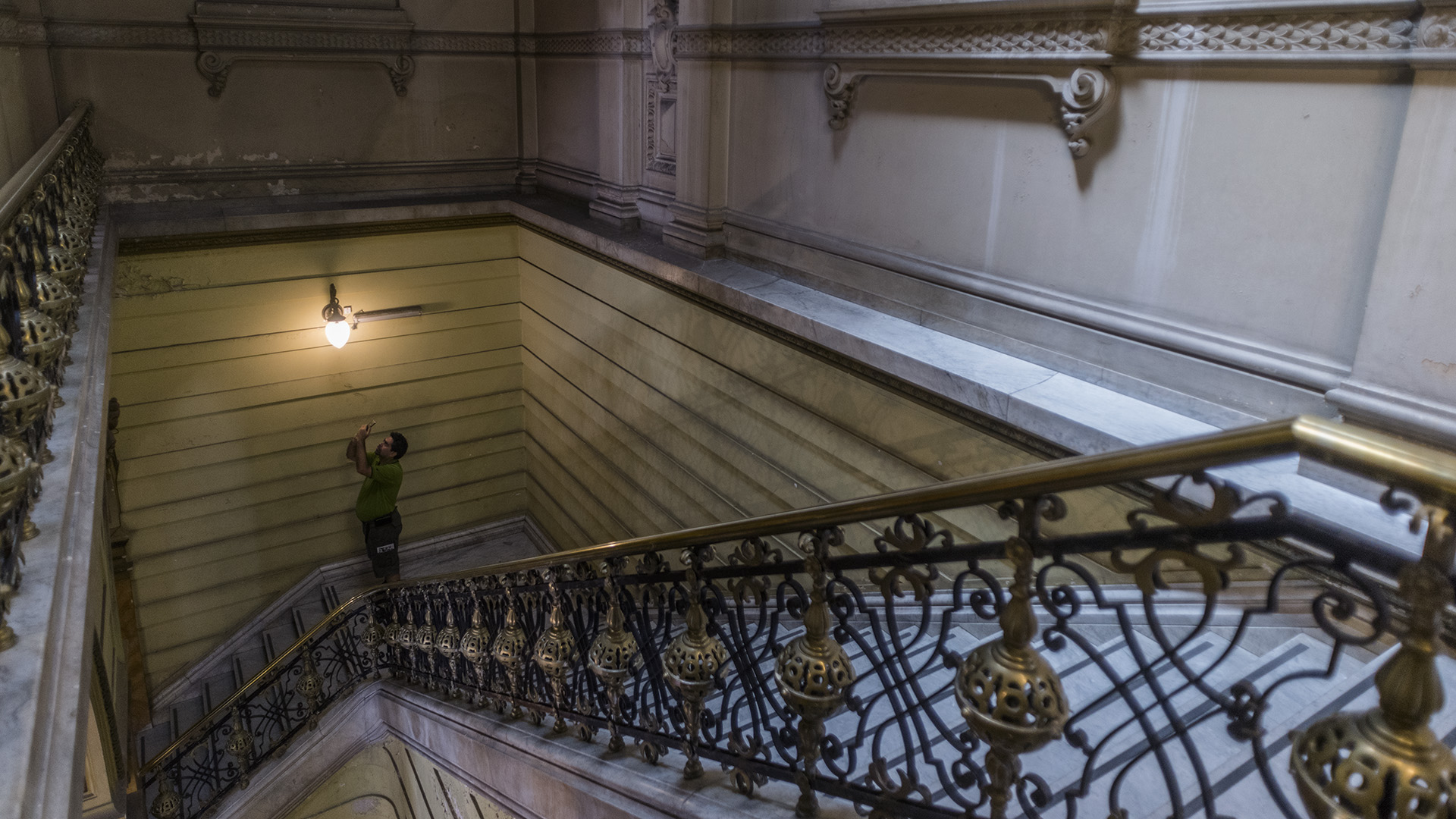 Funcionalmente se organiza en tres bloques: el administrativo y de acceso, que da a la calle, el central, un espacio de lectura de múltiples alturas que incorpora luz cenital, y el trasero, que contiene salas secundarias y la imprenta en el subsuelo