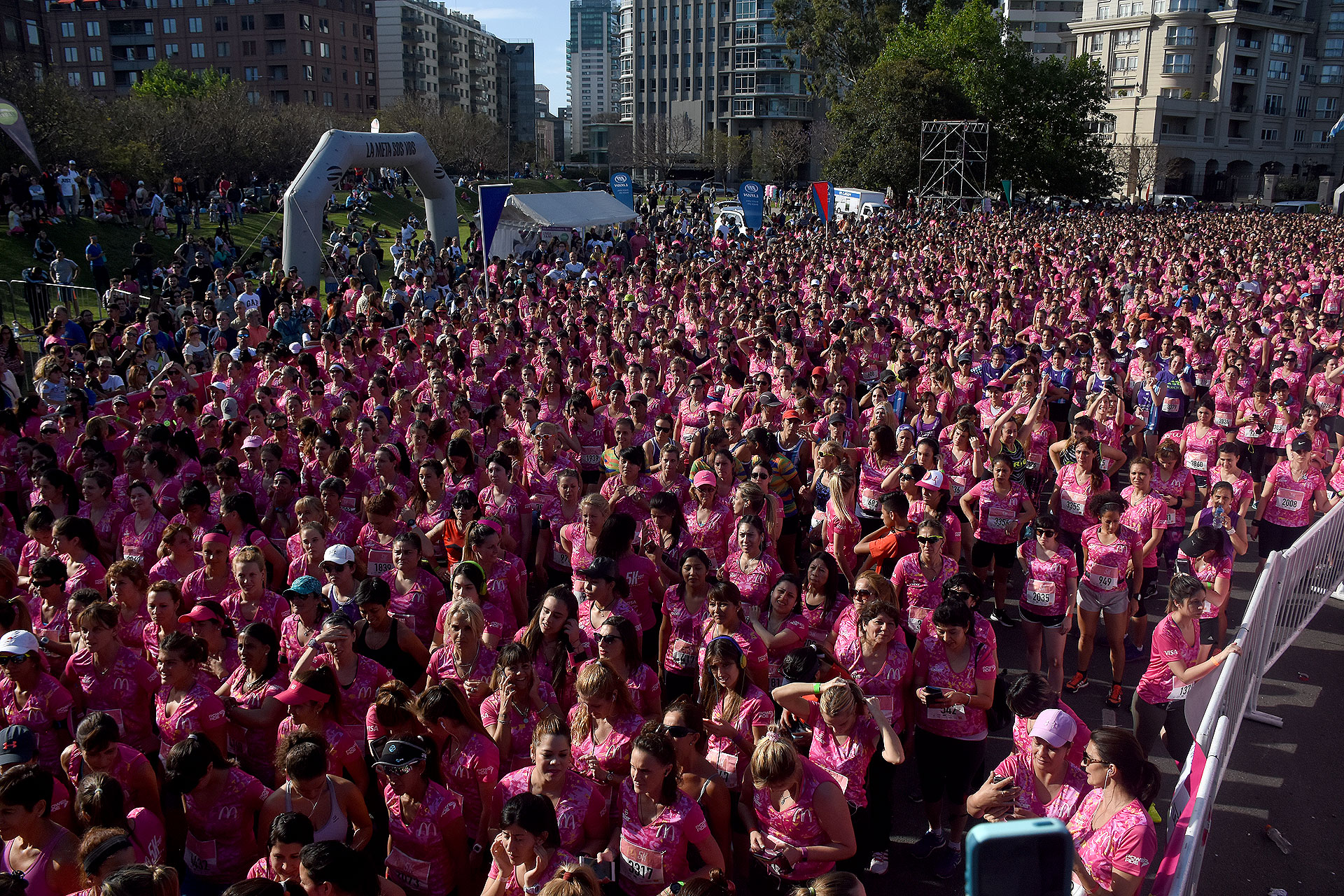 Muchas participantes se preparan para correr en un día espléndido