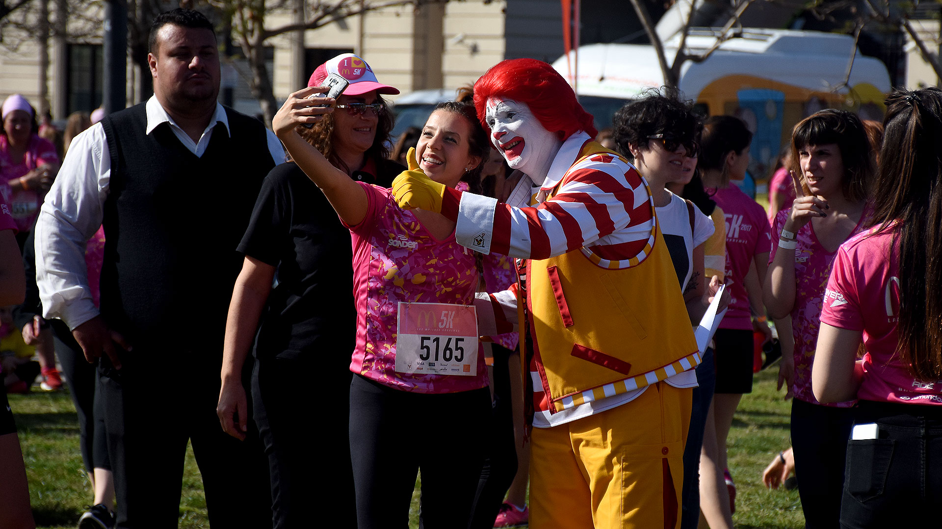 Muchas se animaron a una selfie con el payaso famoso