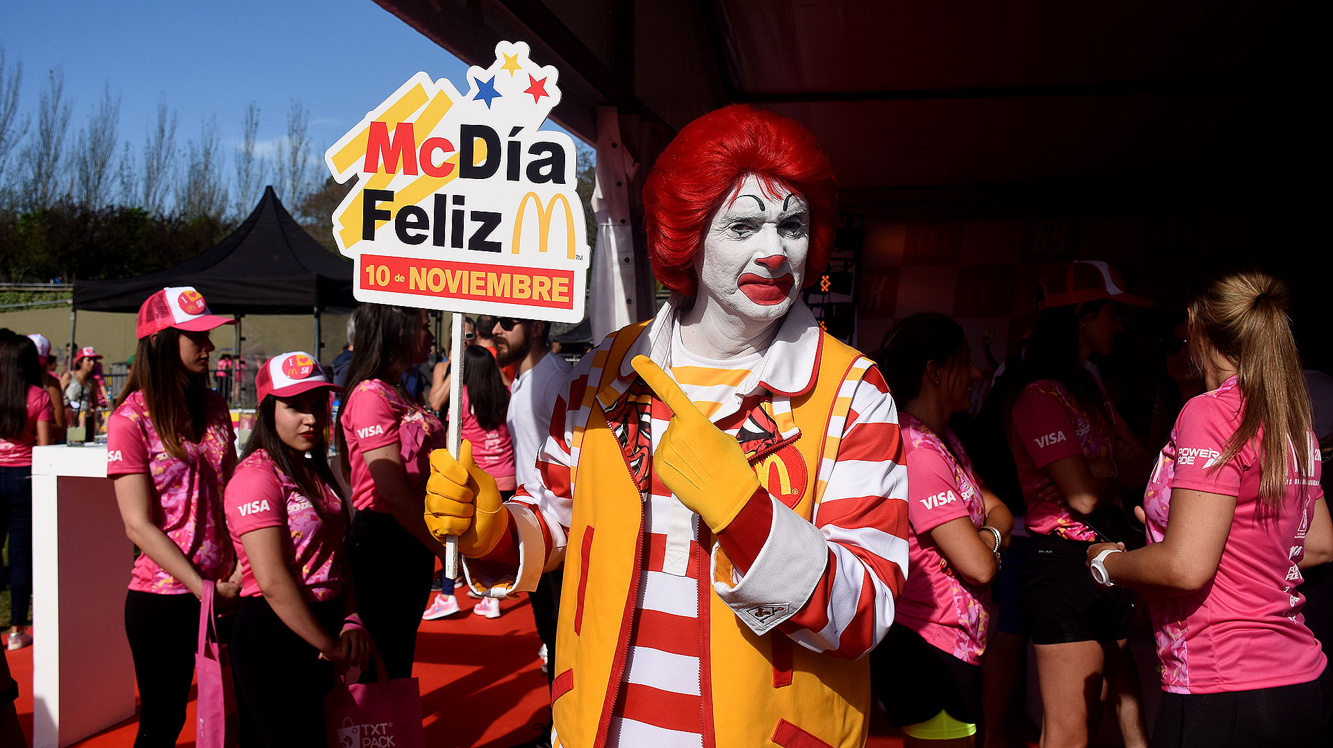 El payaso Ronald, convocó a las chicas a correr