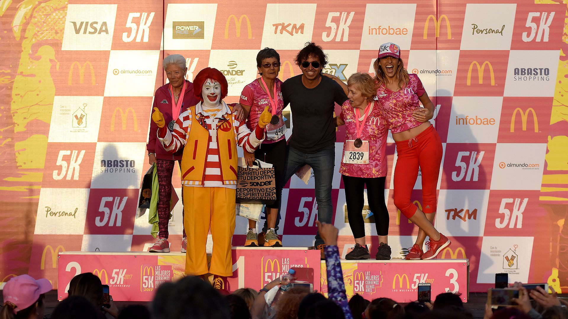 Todos felices al finalizar el evento solidario