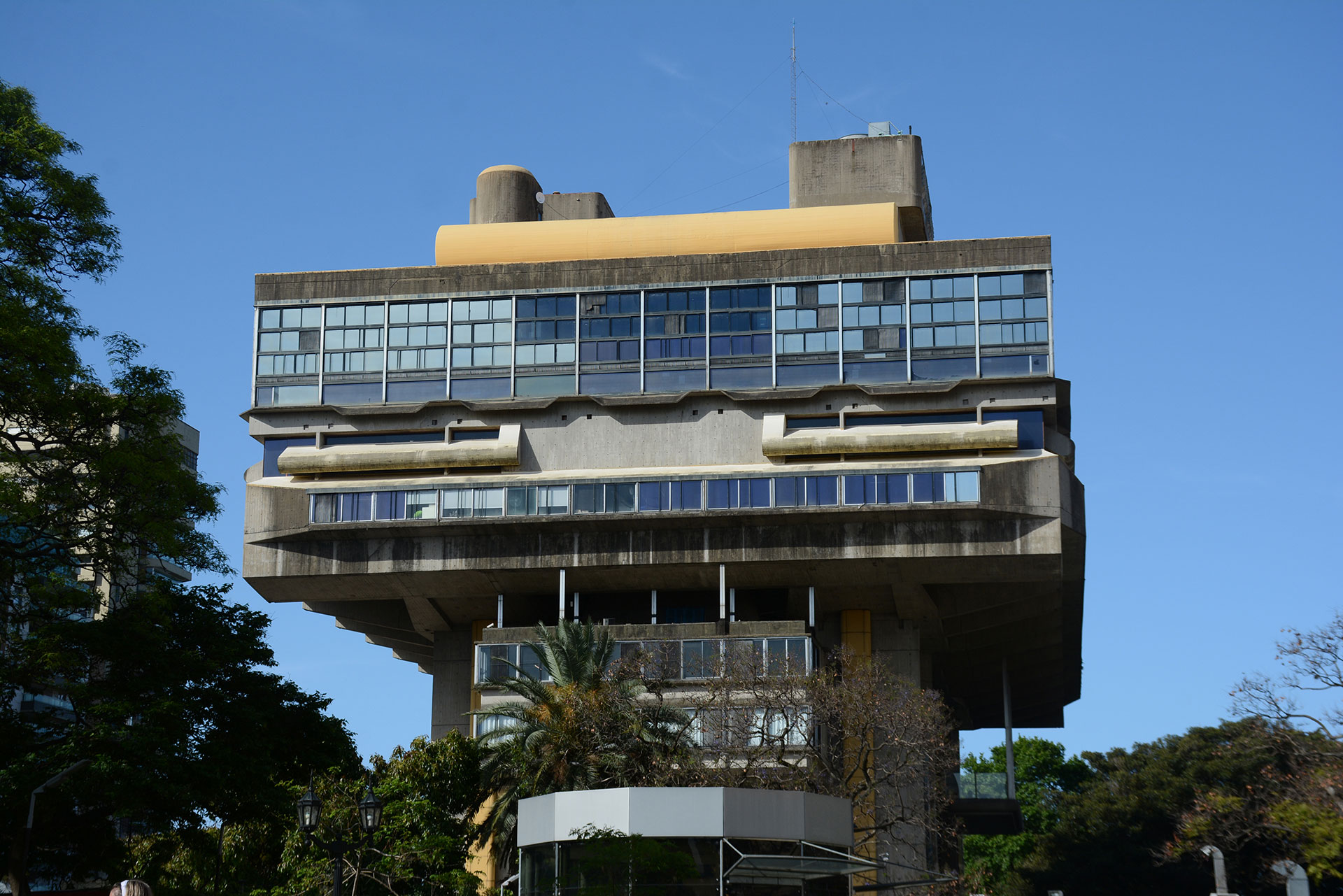 Existe una división programática en organismos funcionales independientes articulados mediante plazas y terrazas, y una exaltación y concentración de su estructura en cuatro pilares
