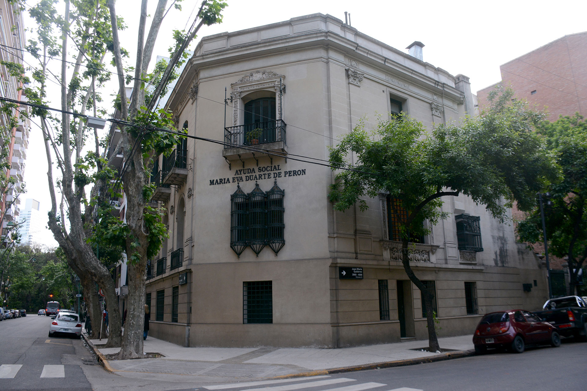 La casa que es sede del Instituto Nacional de Investigaciones Históricas Eva Perón-Museo Evita fue construida a principios del siglo XX para la familia Carabassa en la esquina de Lafinur y Juan María Gutiérrez