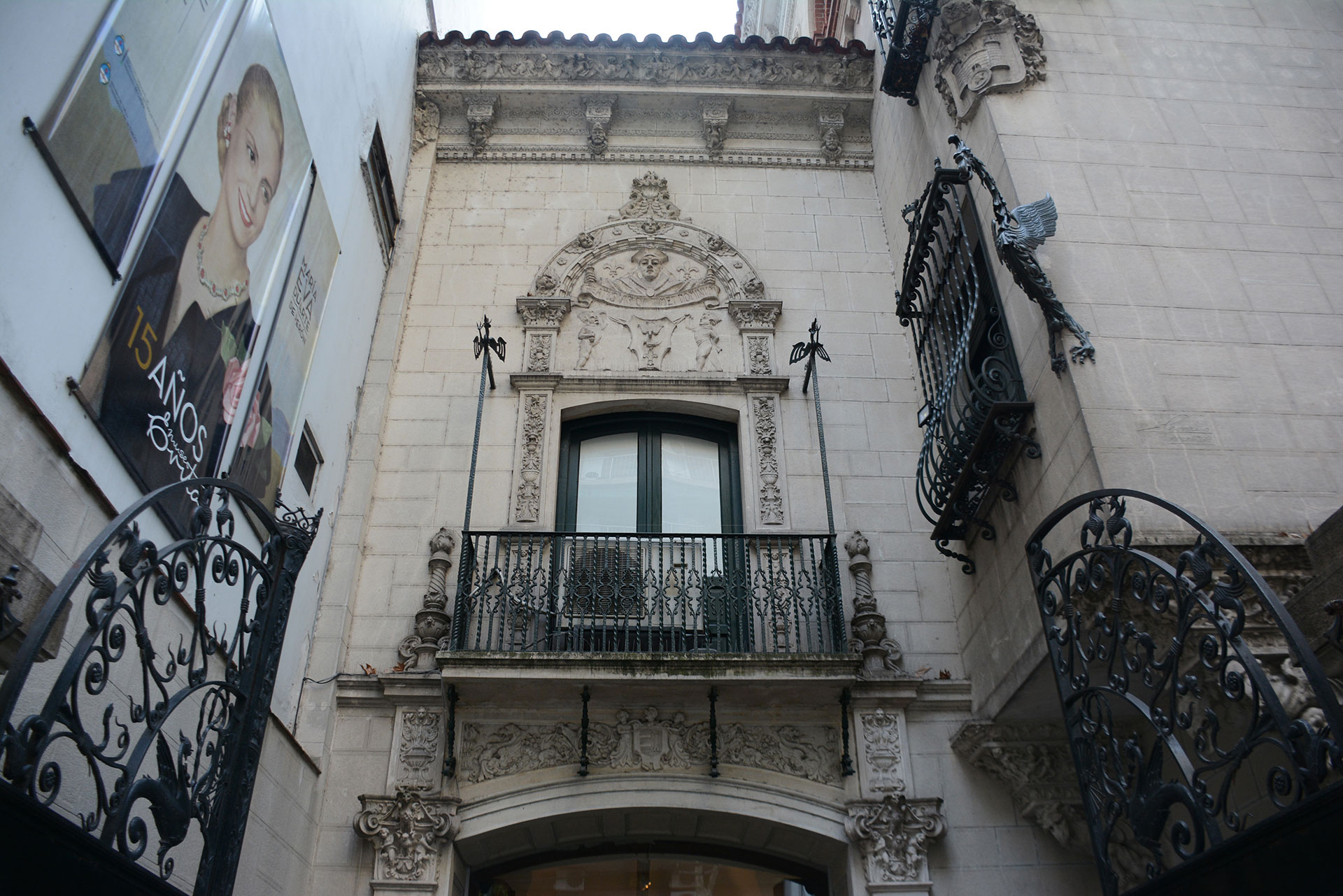 Esta obra de remodelación conjugaba elementos platerescos y del renacimiento español e italiano en un desarrollo de tres niveles y torre