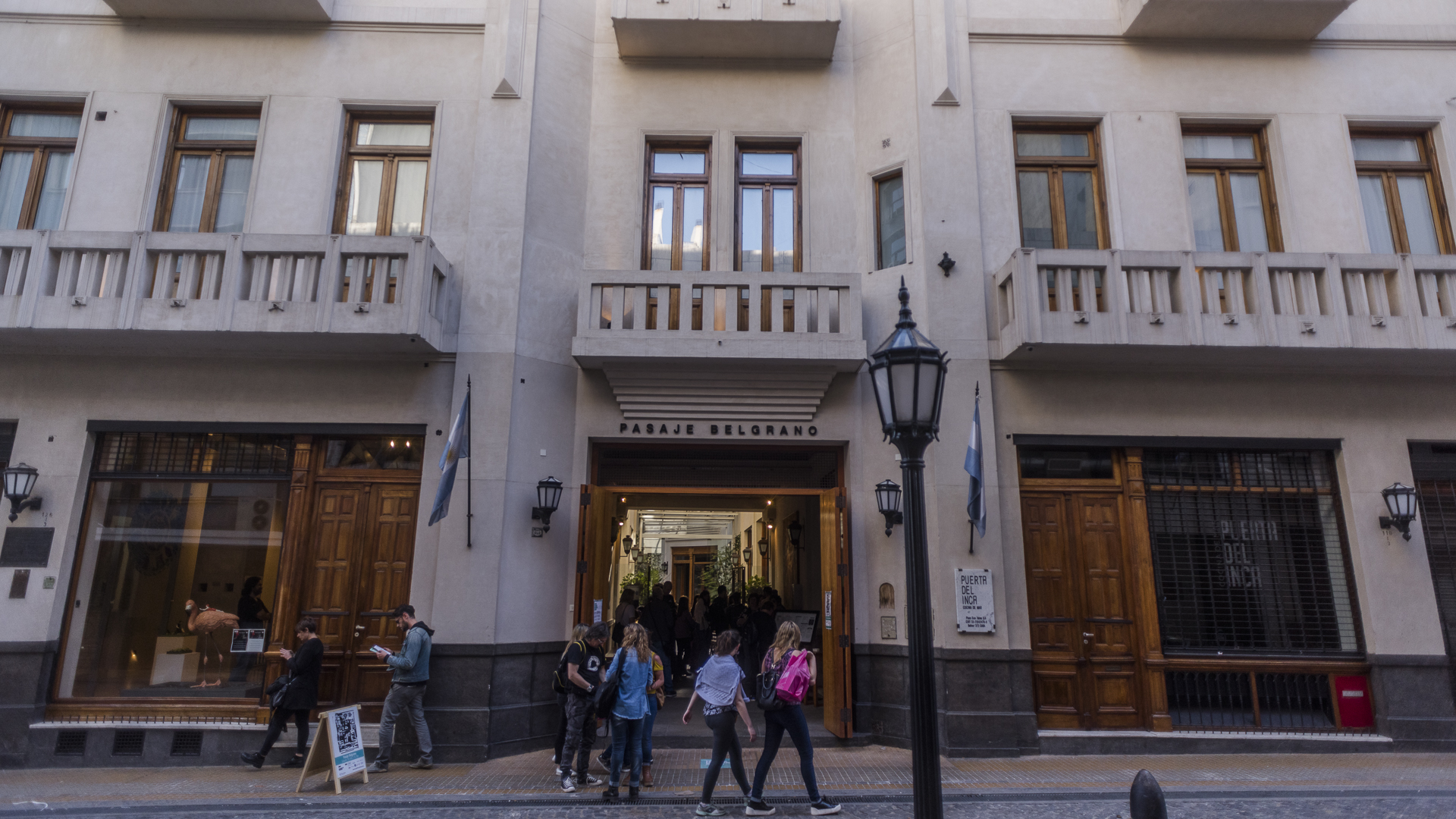 PASAJE BELGRANO. El edificio constituía originalmente un pasaje con entrada por las calles Bolivar y Belgrano, rodeado por viviendas de renta en los pisos superiores y locales comerciales en planta baja.