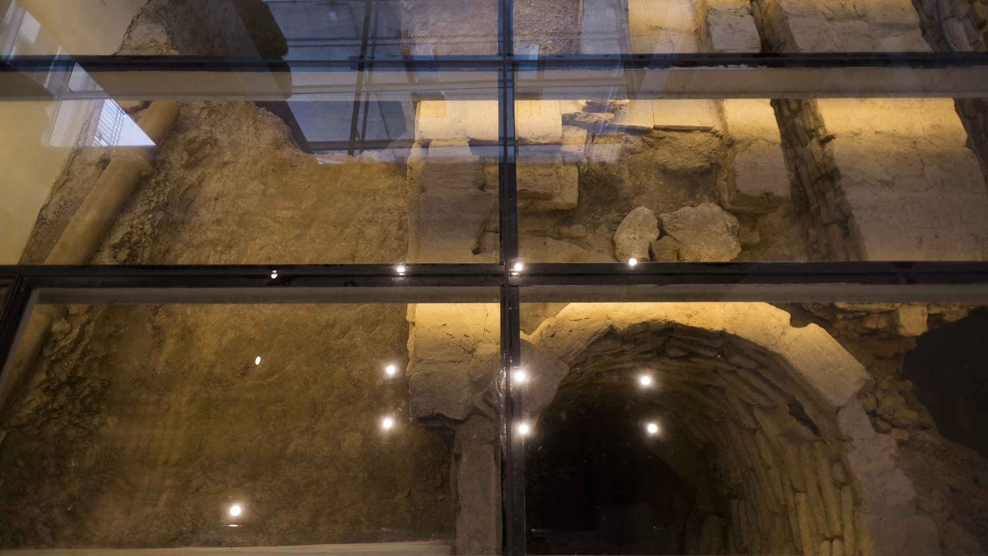 Durante su recuperación se hizo un hallazgo arqueológico que obligó a reformular la totalidad del proyecto, incorporando un piso transparente que permite observar en el subsuelo el sitio del hallazgo y los elementos encontrados