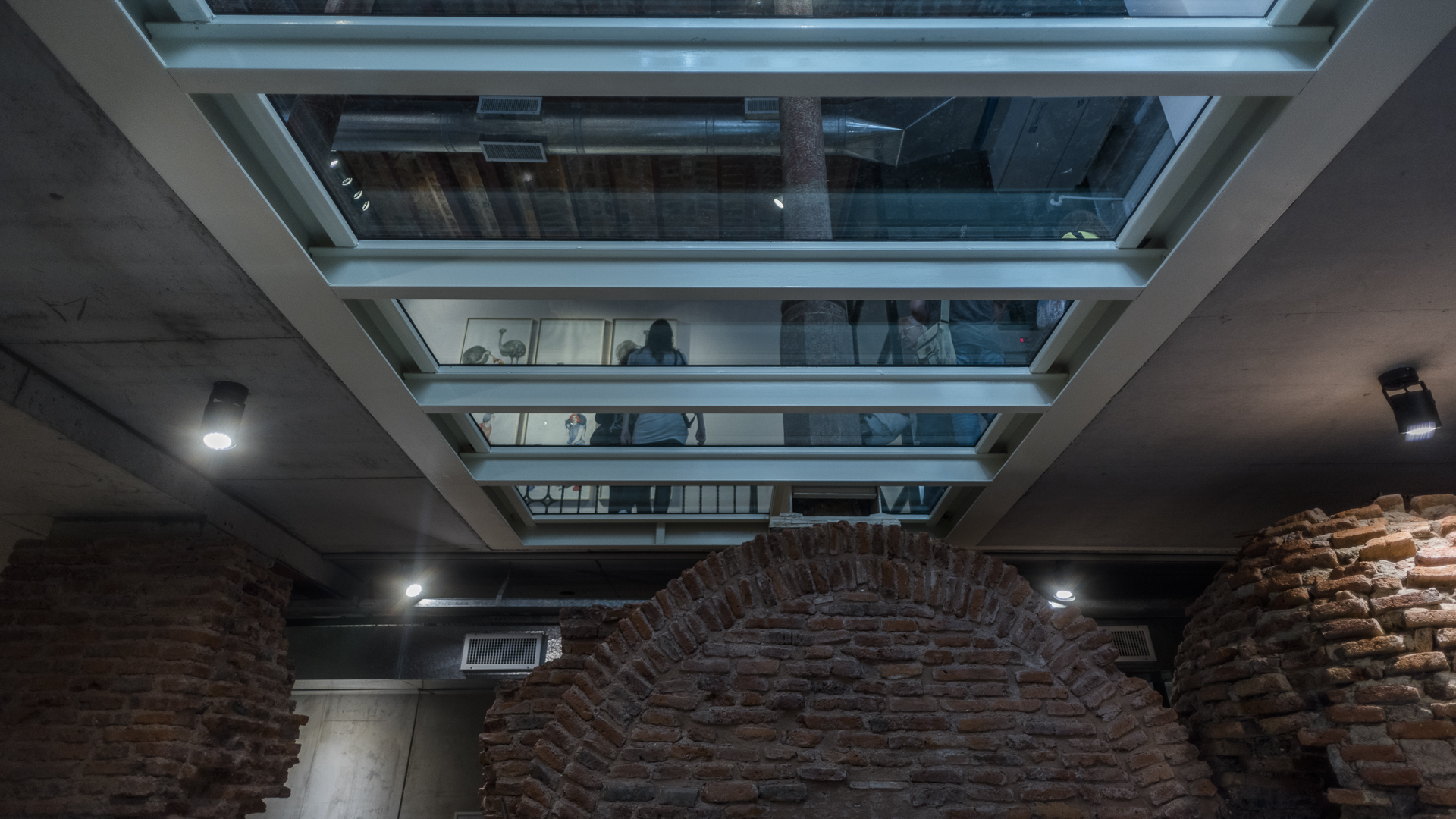 El edificio constituía originalmente un pasaje con entrada por las calles Bolívar y Belgrano, rodeado por viviendas de renta en los pisos superiores y locales comerciales en planta baja