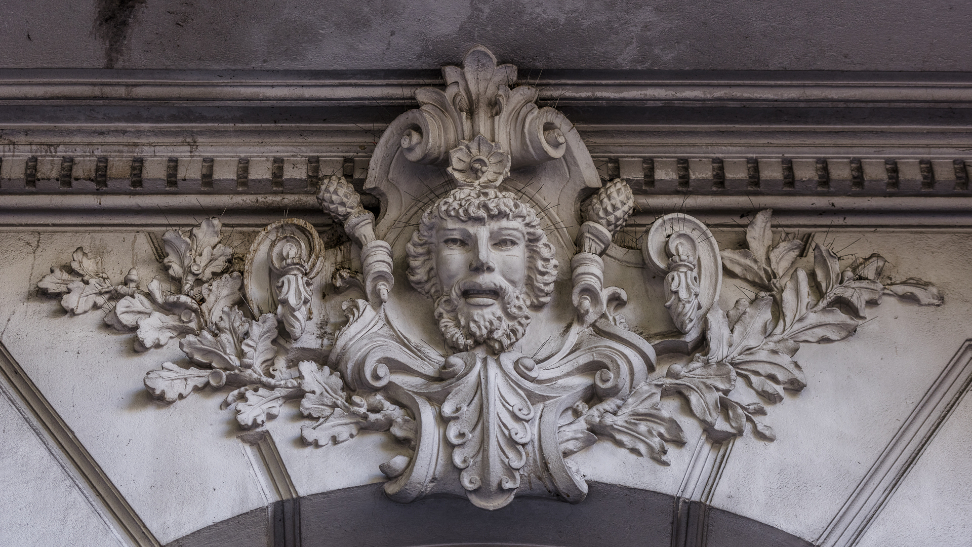 El edificio construido a instancias de su propietario José C. Paz y proyectado en París, fue adaptado al terreno en la Argentina por los ingenieros Carlos Agote y Alberto Gainza -egresados de L´Ecole des Beaux Arts de París