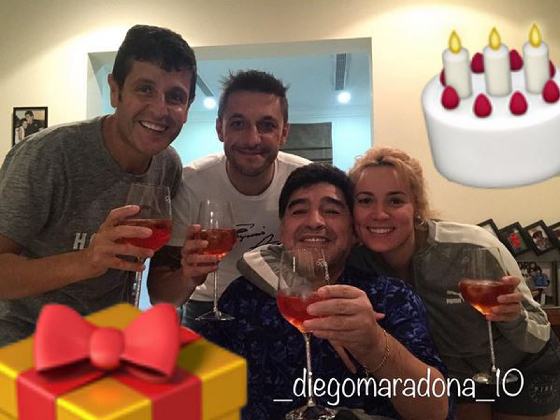 Diego Maradona festejó su cumpleaños, acompañado por Matías Morla y Rocío Oliva