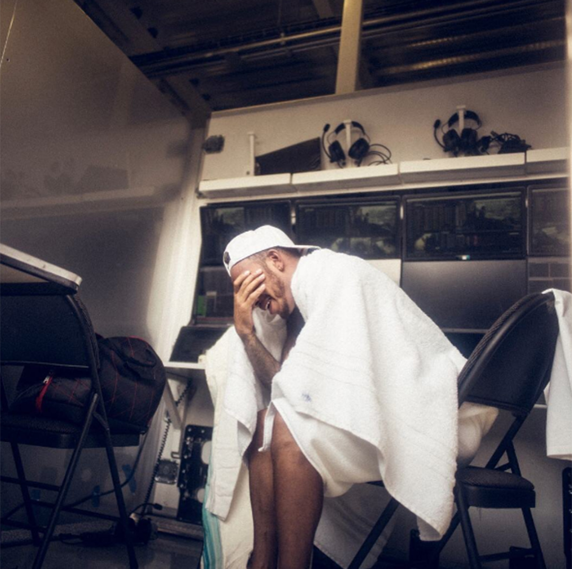 Lewis Hamilton llora tras conseguir su cuarto título de la Fórmula 1. Su equipo, Mercedes, publicó la foto de su llanto en soledad