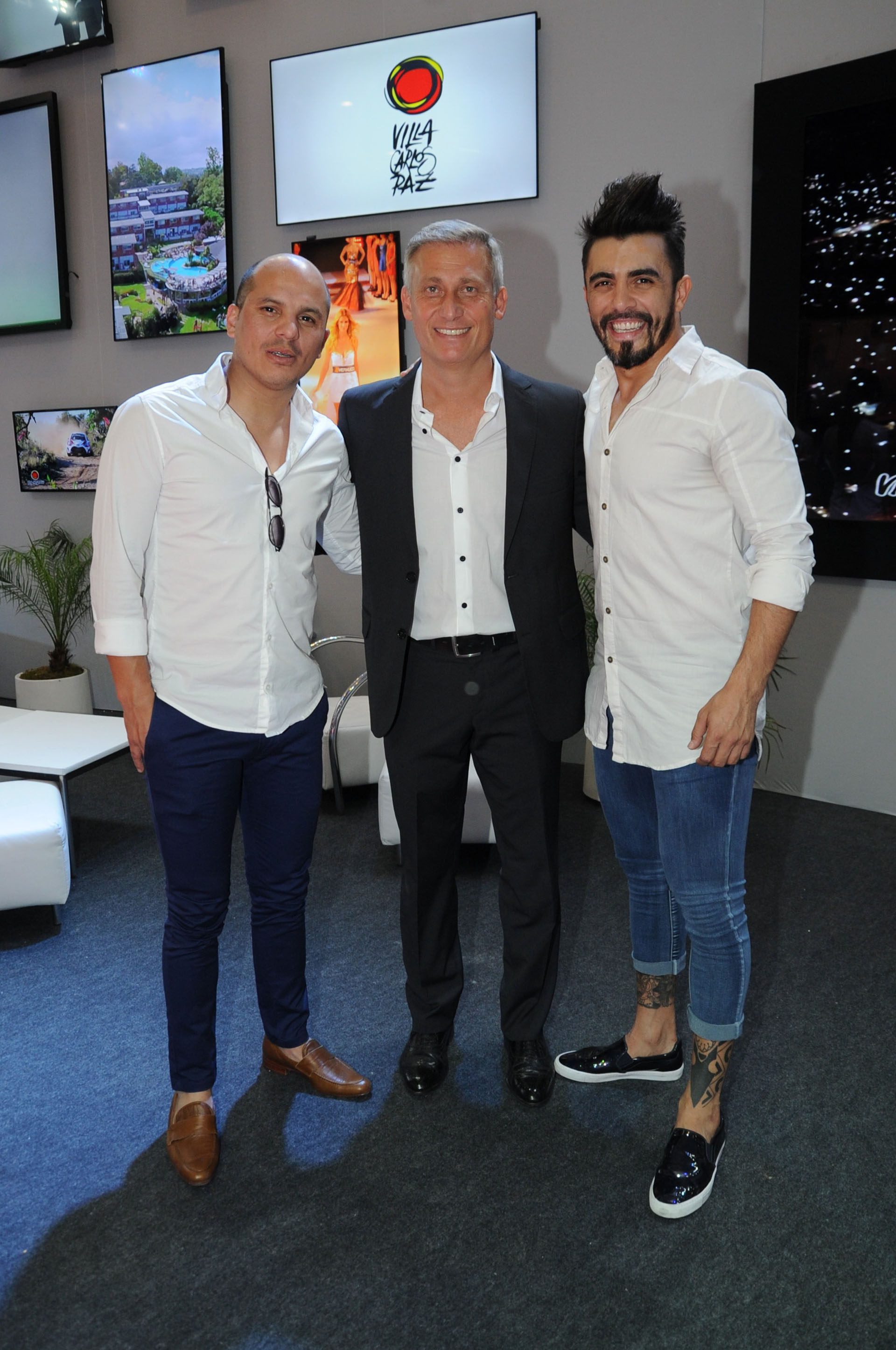 Fernando Bertona junto al productor Ángel Carabajal y Esteban Avilés, intendente de Carlos Paz (Teleshow)
