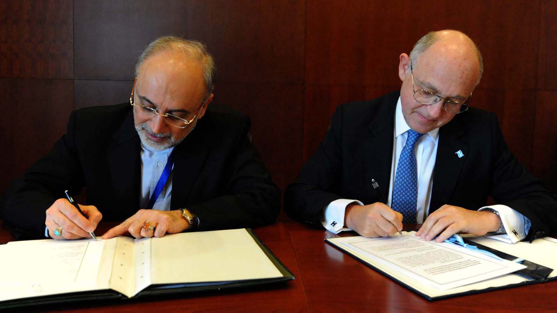 Héctor Timerman firmando el Memorándum con Irán