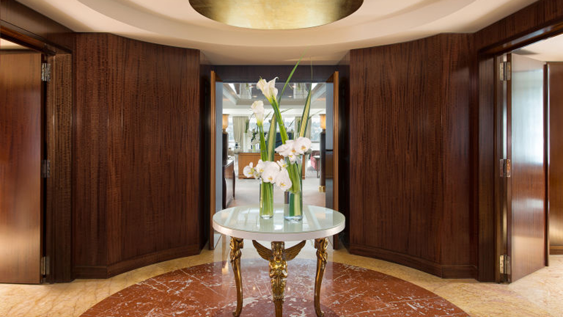 La suite se encuentra en el hotel President Wilson en Ginebra (Hotel President Wilson)