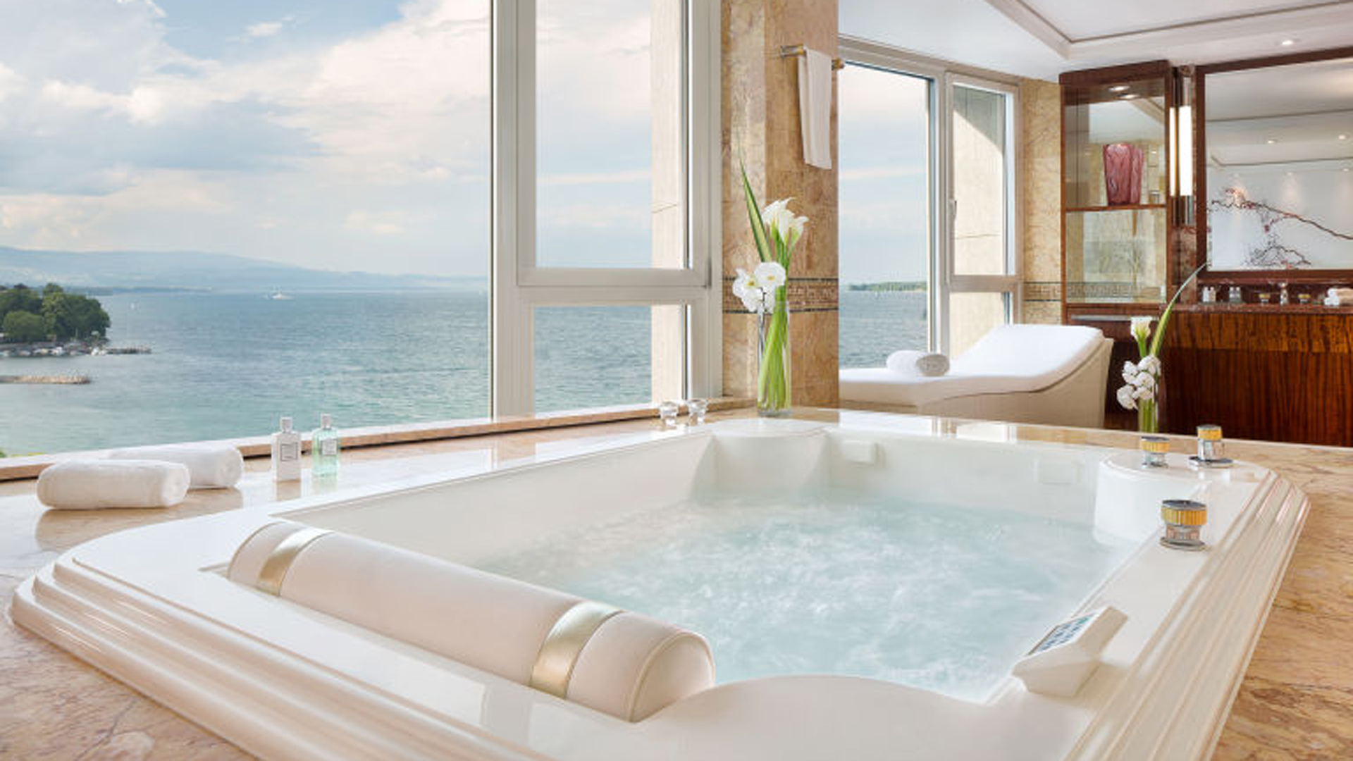 Además de los espacios de las terrazas con las mejores vistas, los jacuzzis tienen también vistas del Mont Blanc (Hotel President Wilson)