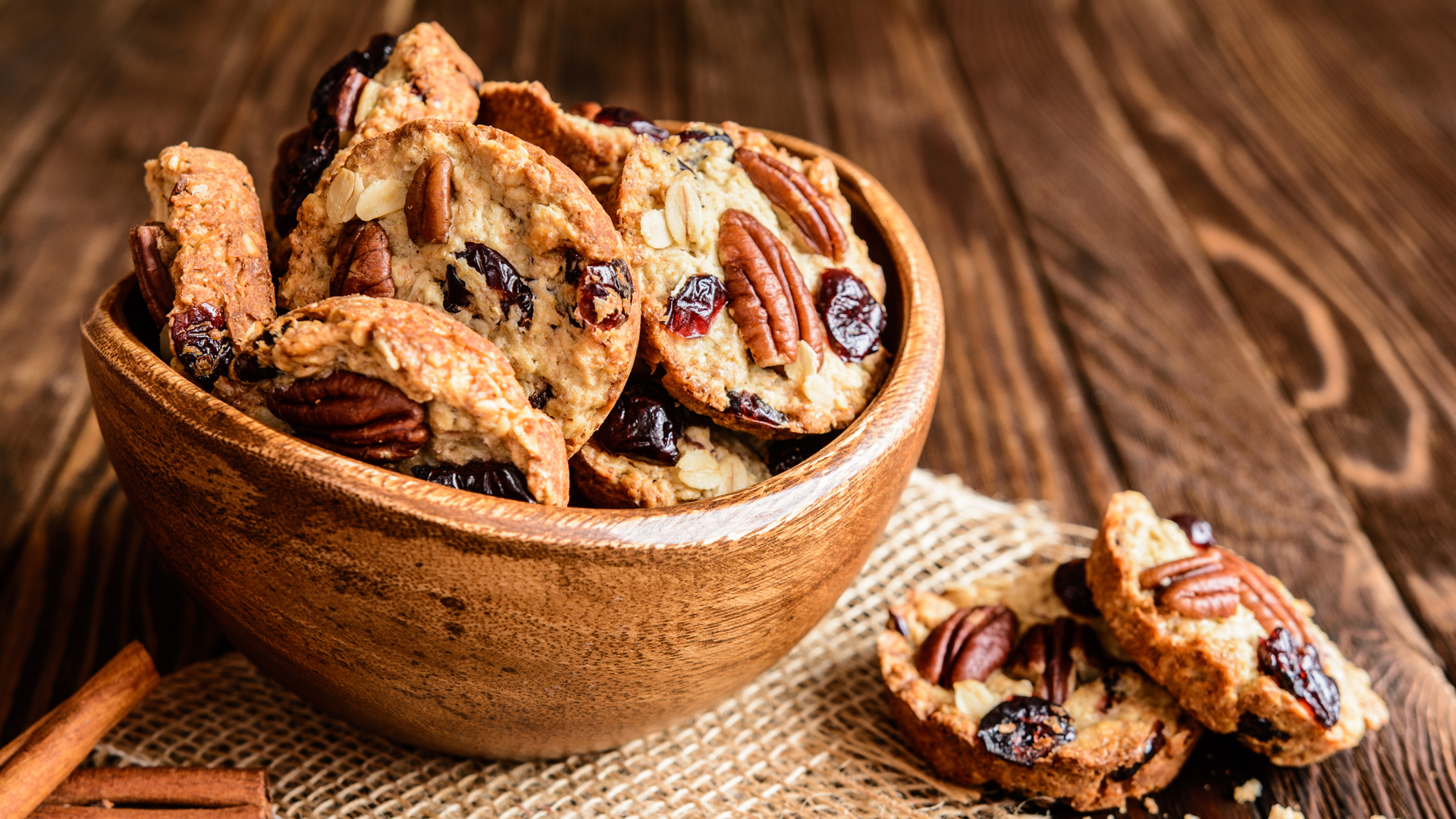 Fácilmente se pueden incorporar nueces pecanas en un postre o una masa (Getty Images)