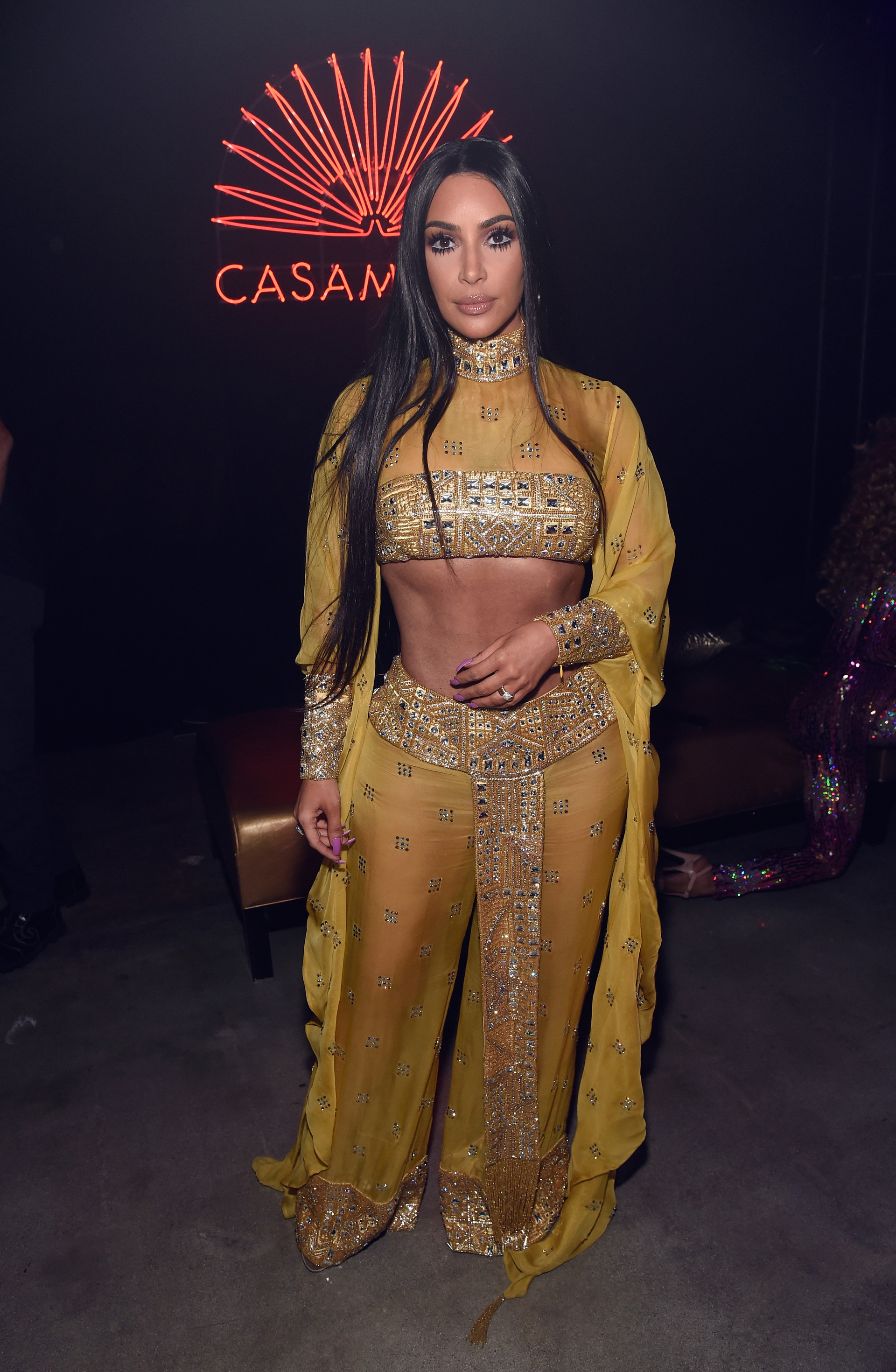La mediatica Kim Kardashian participó de la fiesta de halloween con un look arabigo. Bordados dorados y gasas acompañaron el diseño elegido (Photo by Kevin Mazur/Getty Images for Casamigos Tequila)