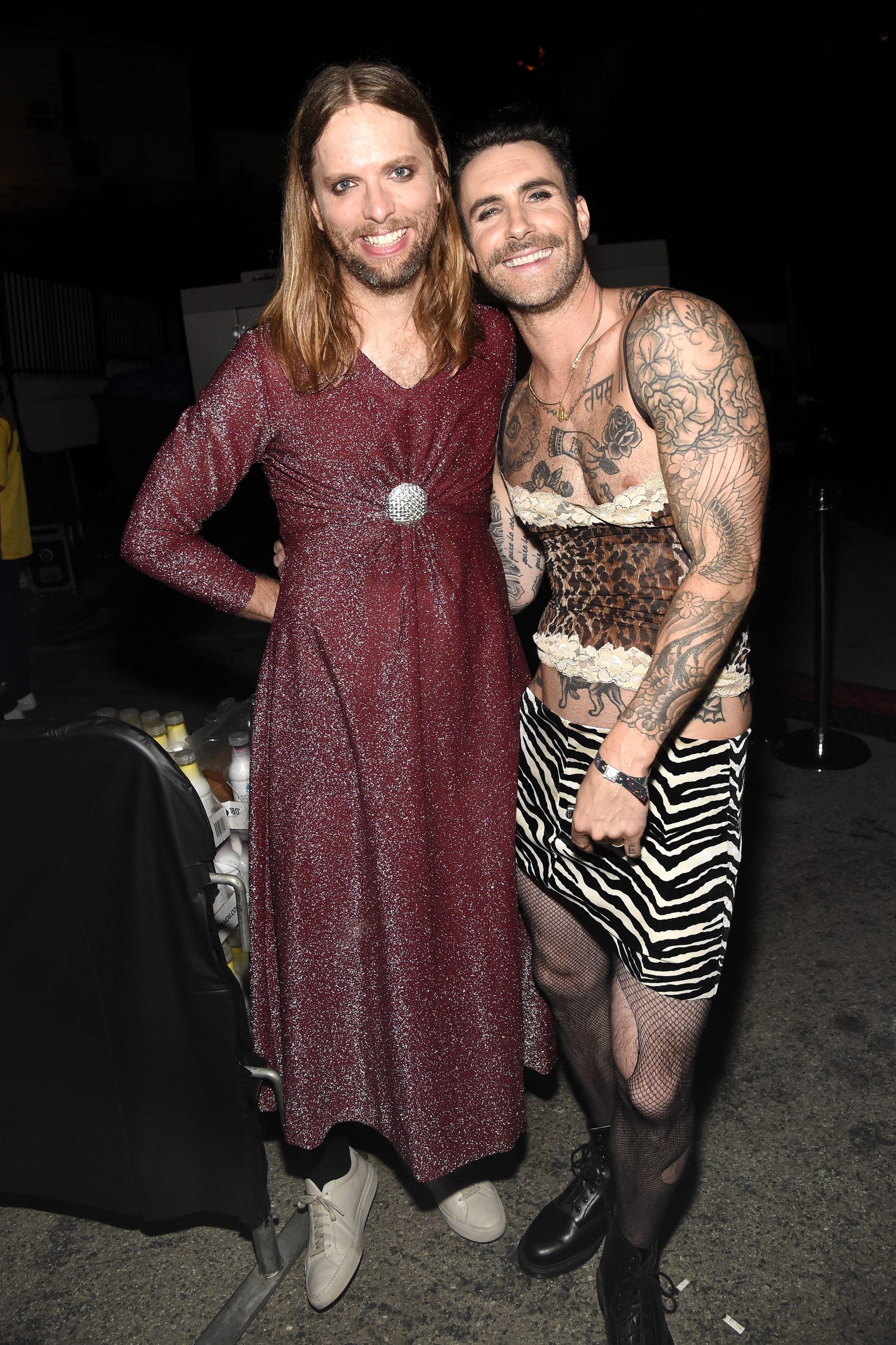 James Valentine y Adam Levine líderes de Maroon 5 no se perdieron la fiesta. James con un vestido en lurex borravino y Adam de animal print y medias de red (Photo by Kevin Mazur/Getty Images for Casamigos Tequila)