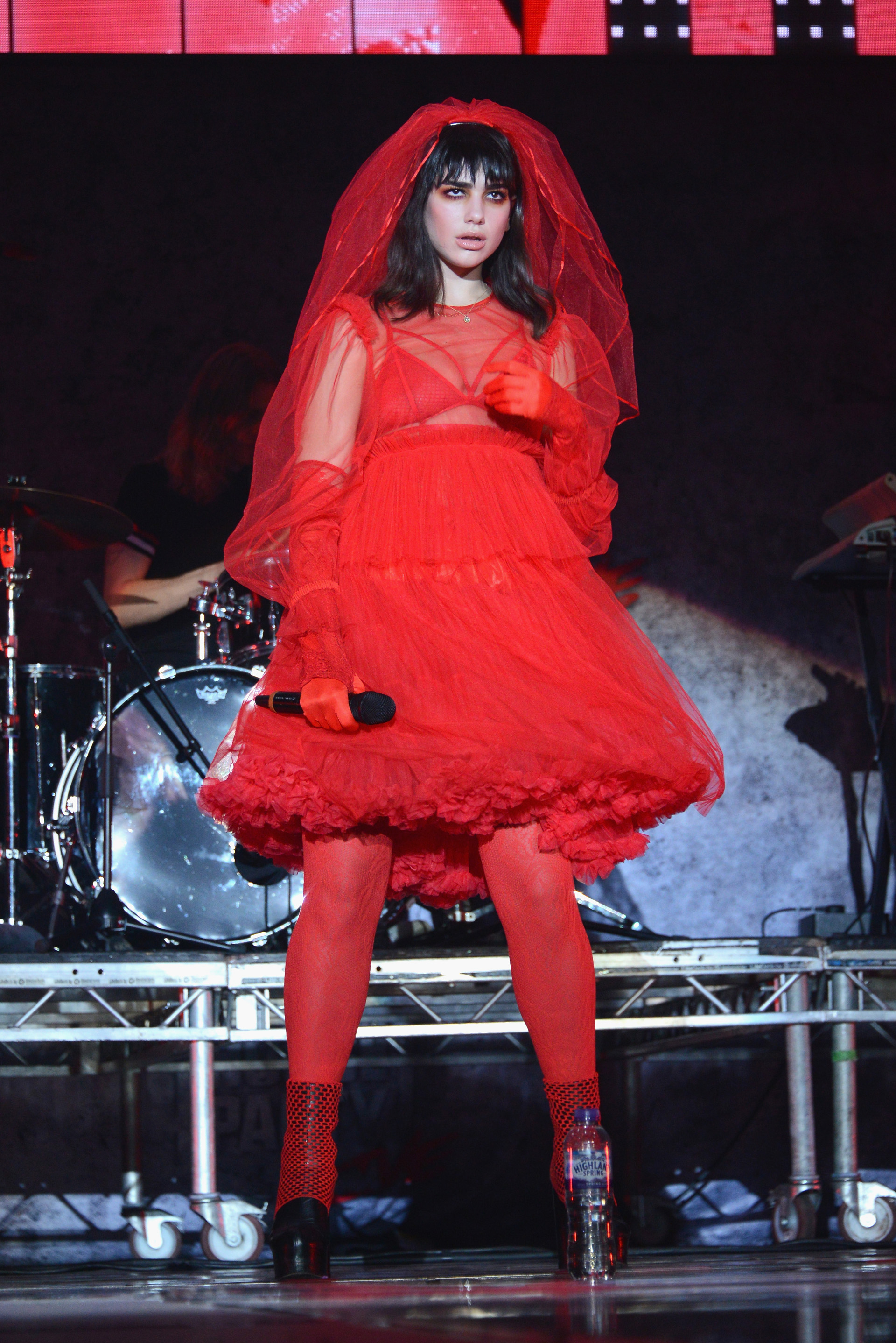 La cantante del momento, Dua Lipa se presentó en ‘Kiss Haunted House Party’ con un vestido de tul rojo como una novia despechada diabólica (Photo by Joe Maher/Getty Images)