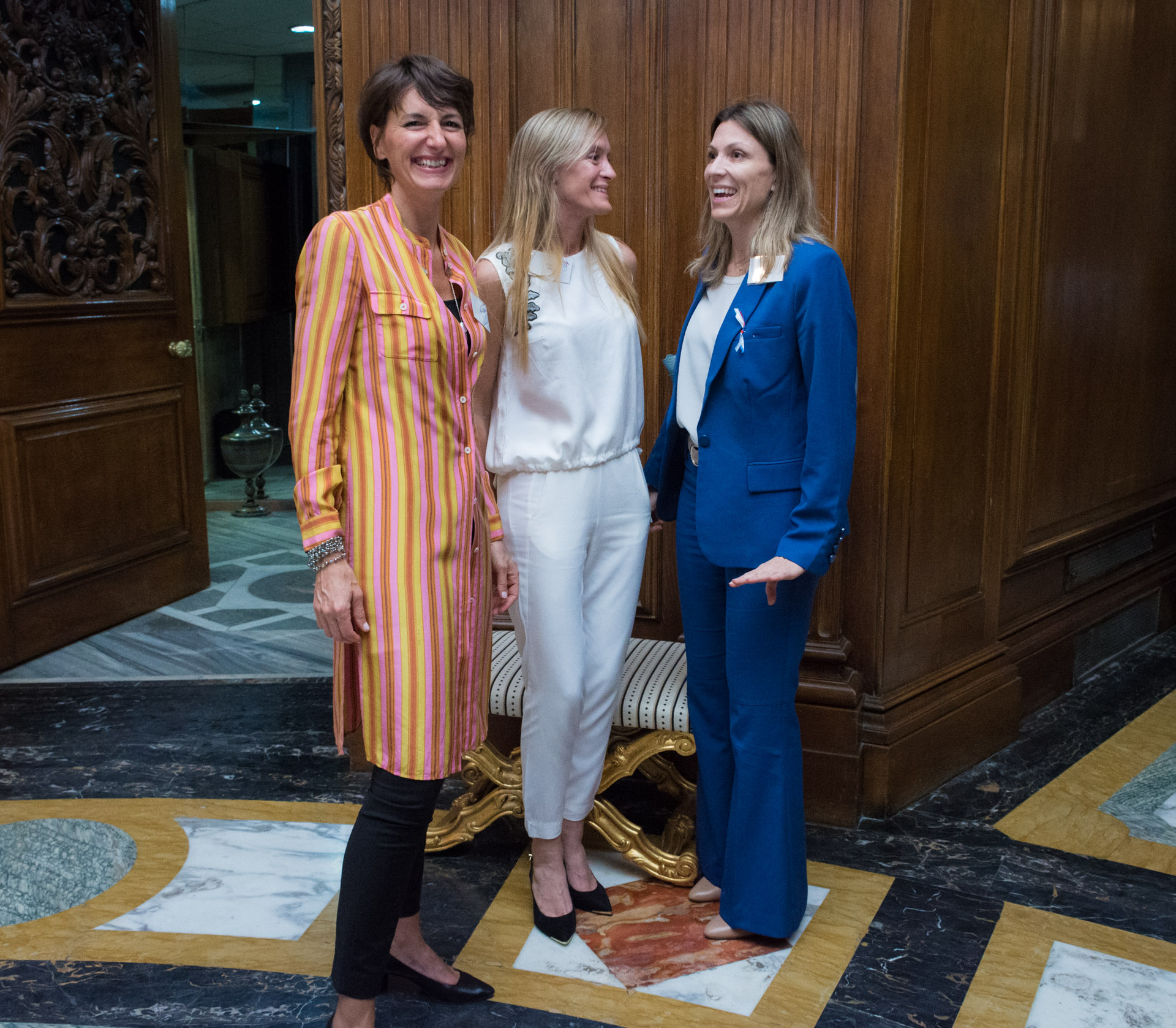 La vicepresidente de Marianne, Laurance Mengin de Loyer junto a María Eugenia Botta socia fundadora de Marianne y presidente 2017-2018 e Isela Costantini, una de las jurado de la premiación