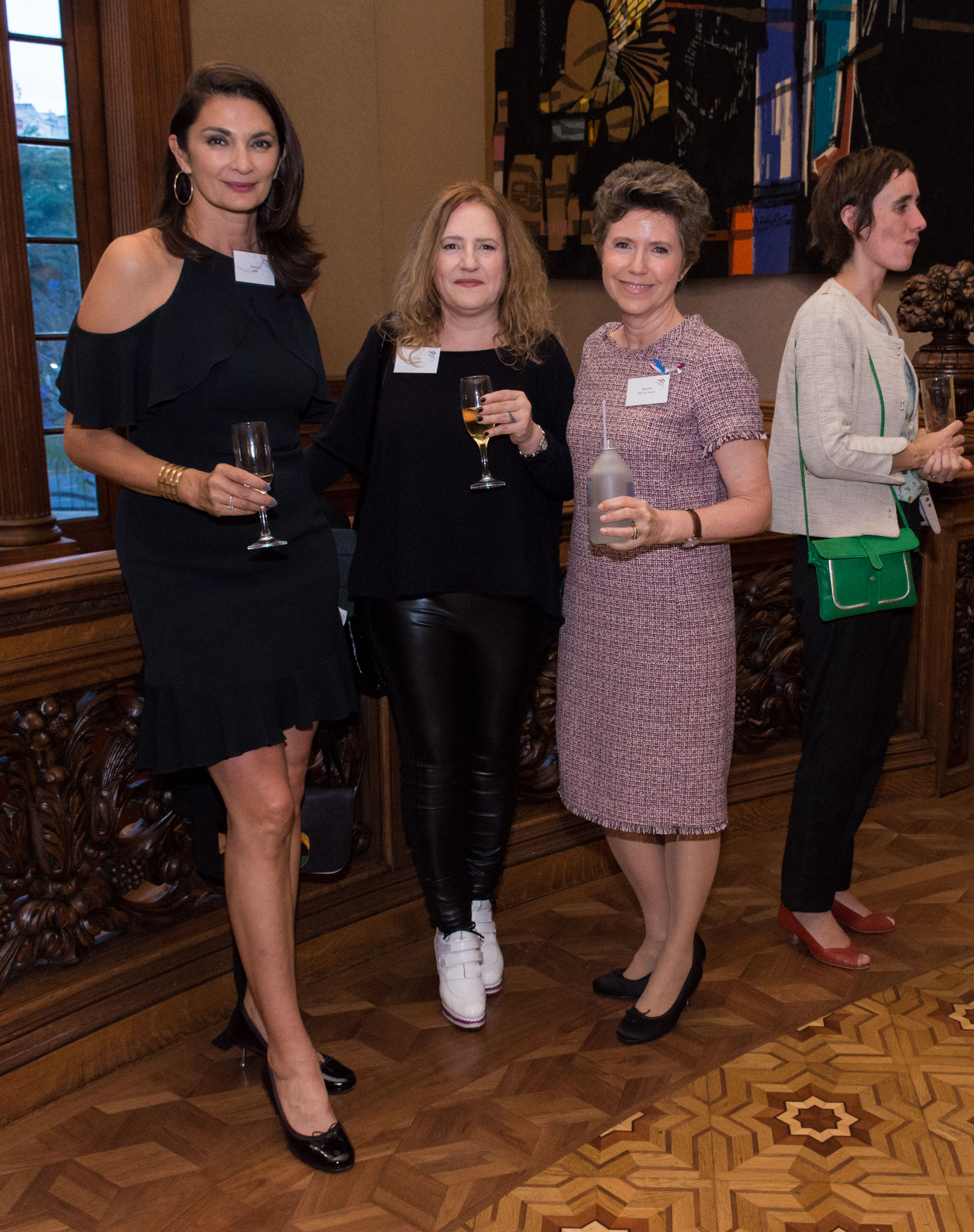 La modelo Mariana Arias, Sylvie Geronimi (diseñadora de calzado) y Margarita Melo de Vaquer (directora de Rincón de Corrientes)