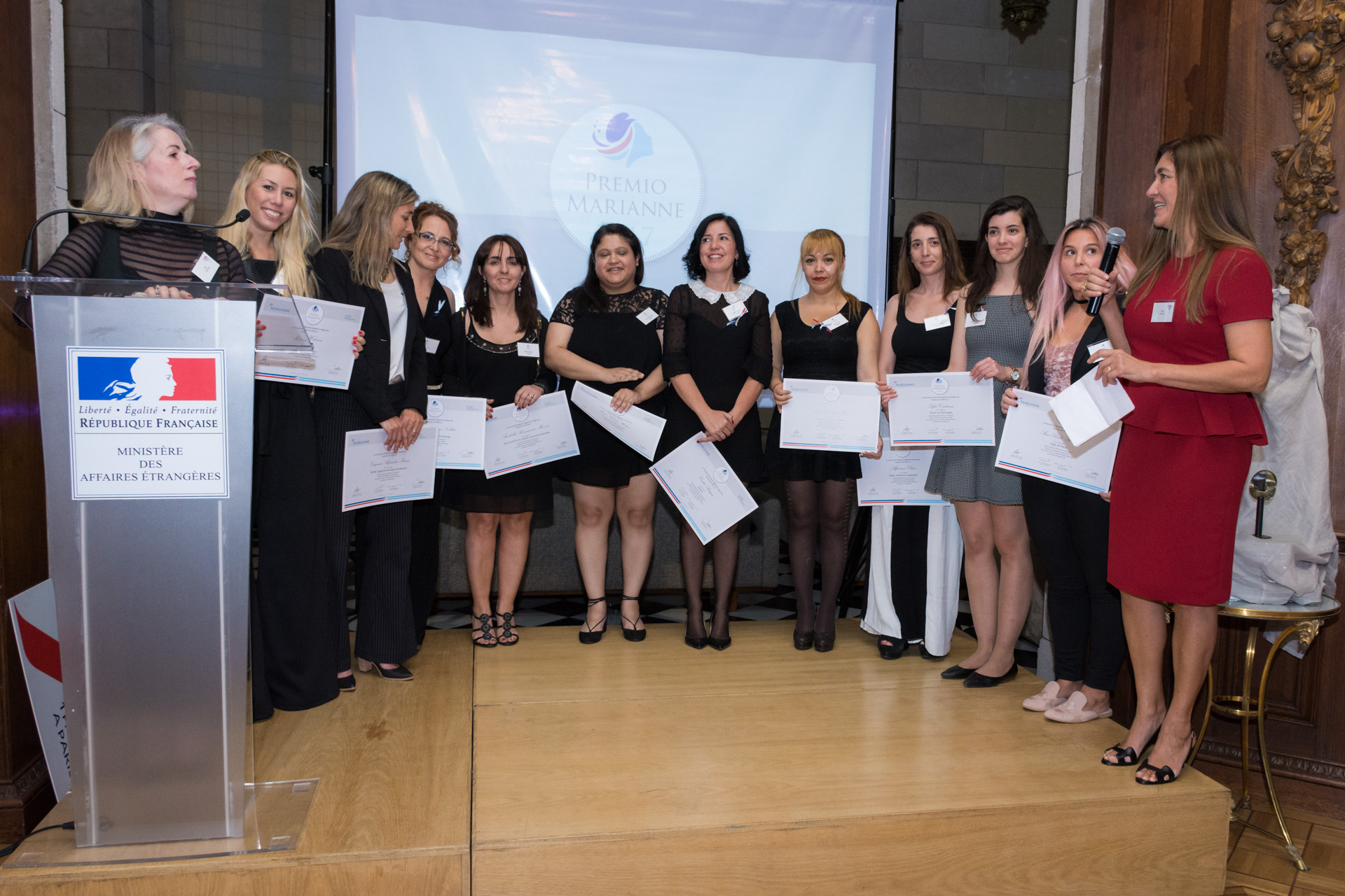 Las 10 mujeres emprendedoras seleccionadas para el premio Marianne. Variados rubros se presentaron: industrial, diseño, servicios y tecnología participaron con sus proyectos para el gran premio de un viaje a Francia. Recibieron un diploma por haber sido seleccionadas entre más de 100 concursantes
