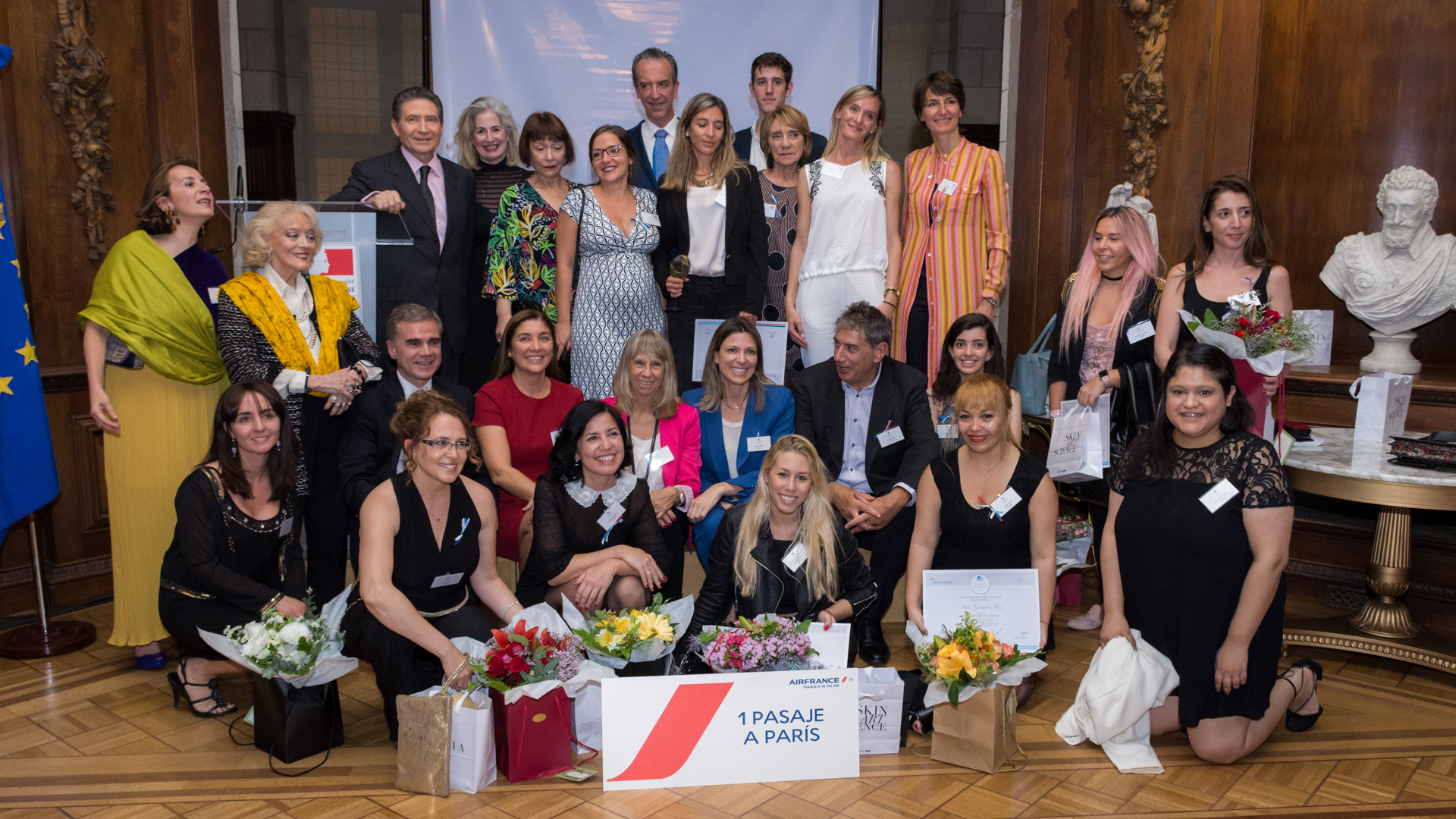 Las 10 finalistas y la ganadora del concurso se fotografiaron junto a las autoridades de Marianne, la Asociación de mujeres Franco-Argentinas en la Embajada de Francia