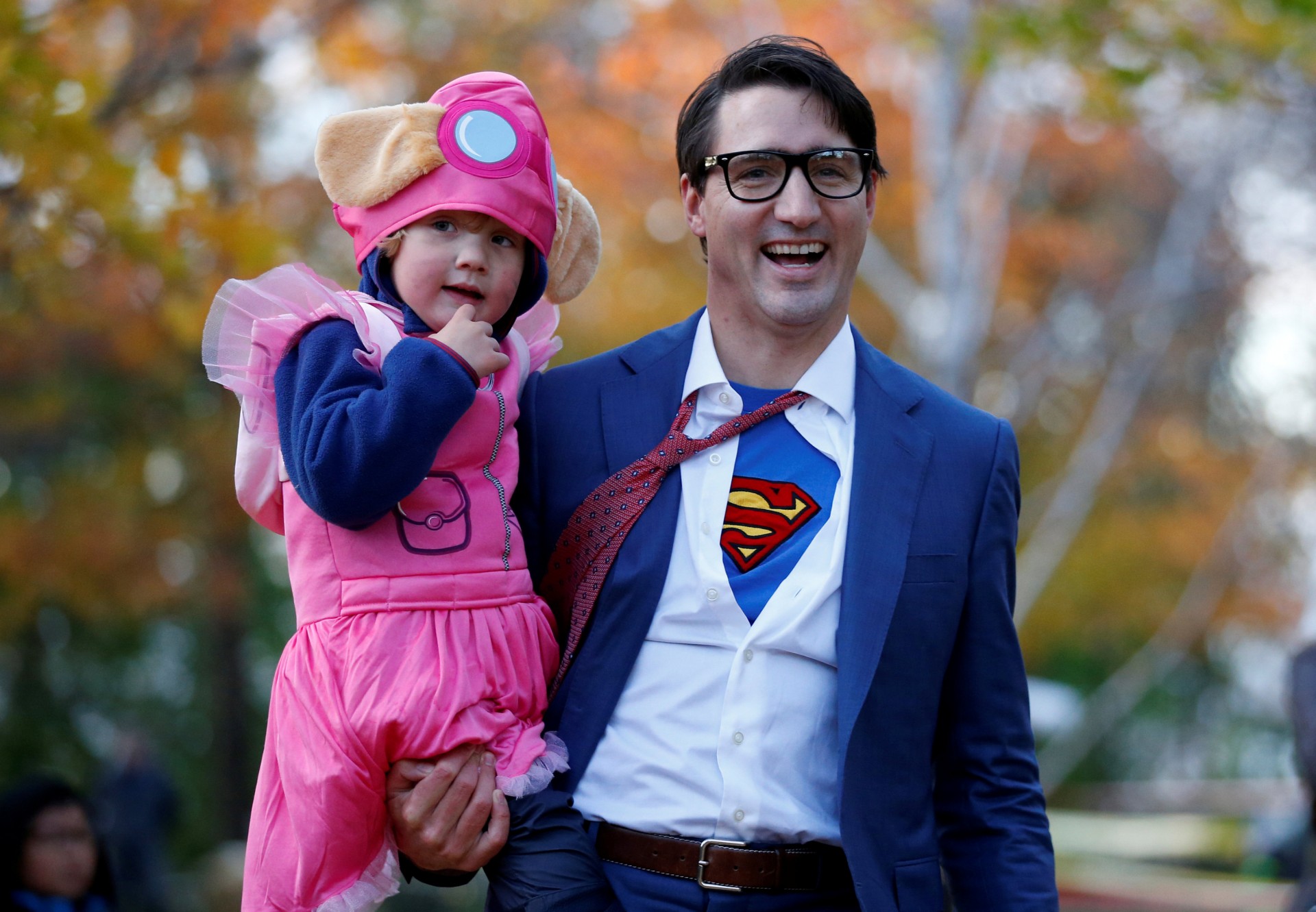 Trudeau junto a su hijo Hadrien, disfrazado en Clark Kent en las celebraciones de Halloween en Ottawa (REUTERS/Chris Wattie)