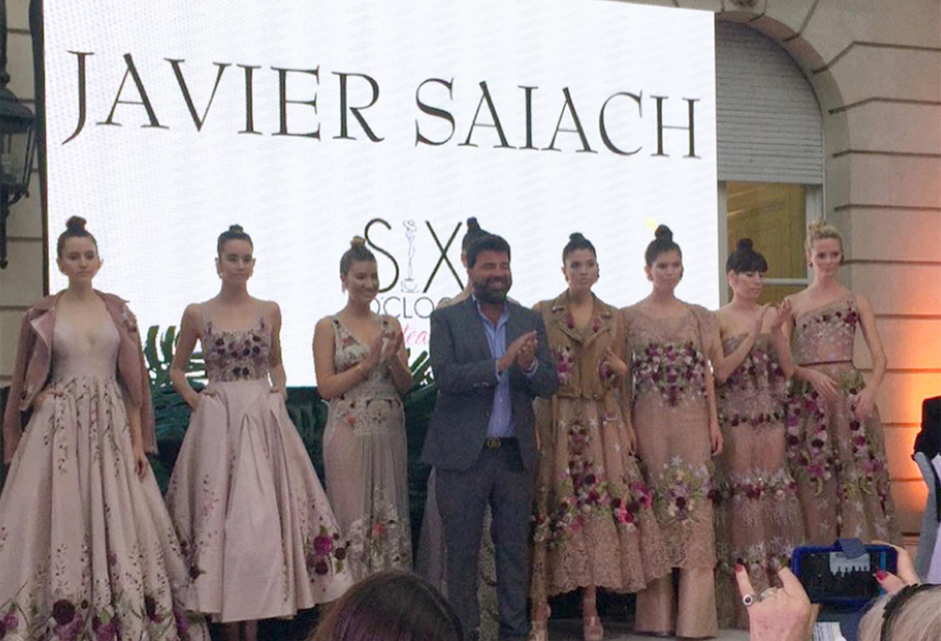Javier Saiach junto a sus musas