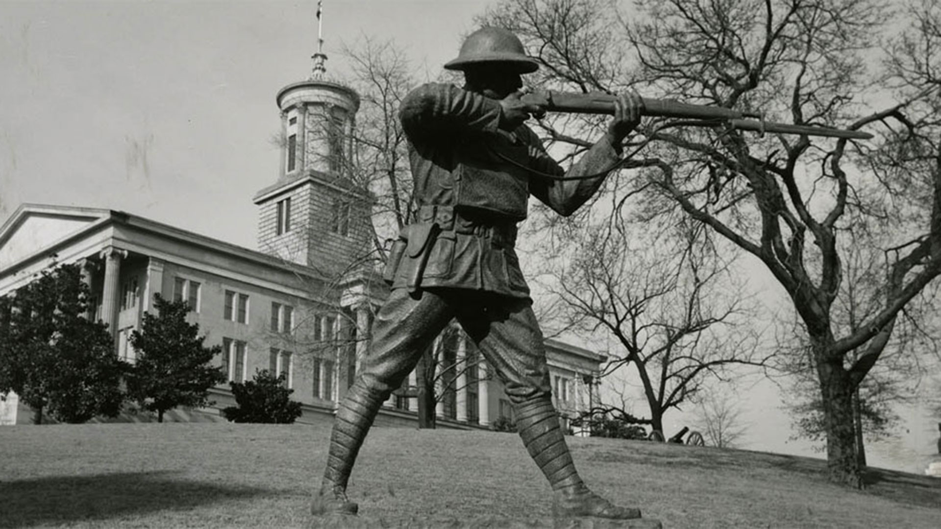 El monumento a Alvin York frente al Capitolio de Tennessee
