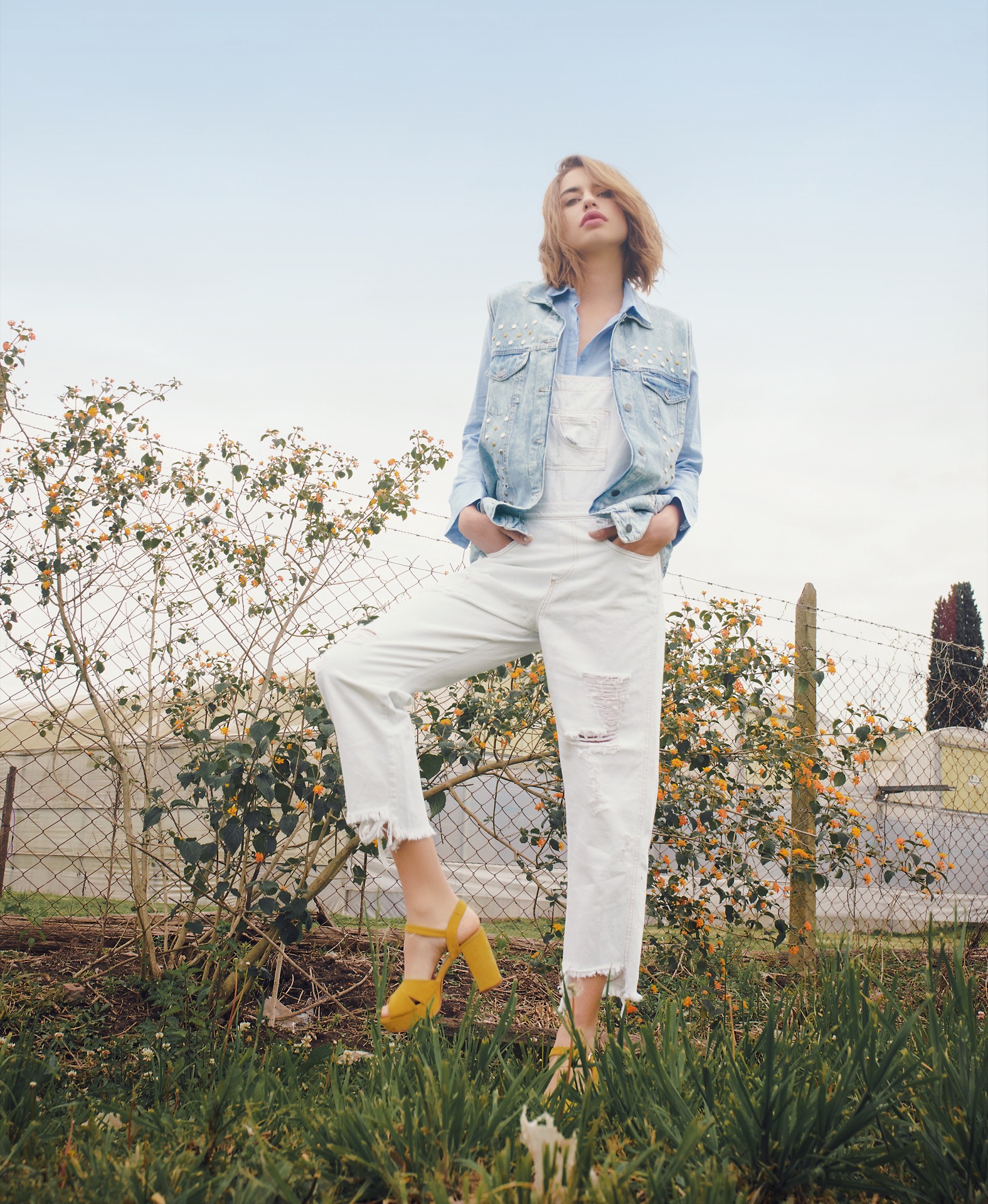 Chaleco de jean con tachas ($ 2.900, Uma), camisa con encaje ($ 1.890, Ossira), jardinero de jean con roturas ($ 2.500, Lovely Denim) y sandalias de gamuza ($ 3.850, Sofi Martiré). Foto Juan Jauregui/ Para Ti