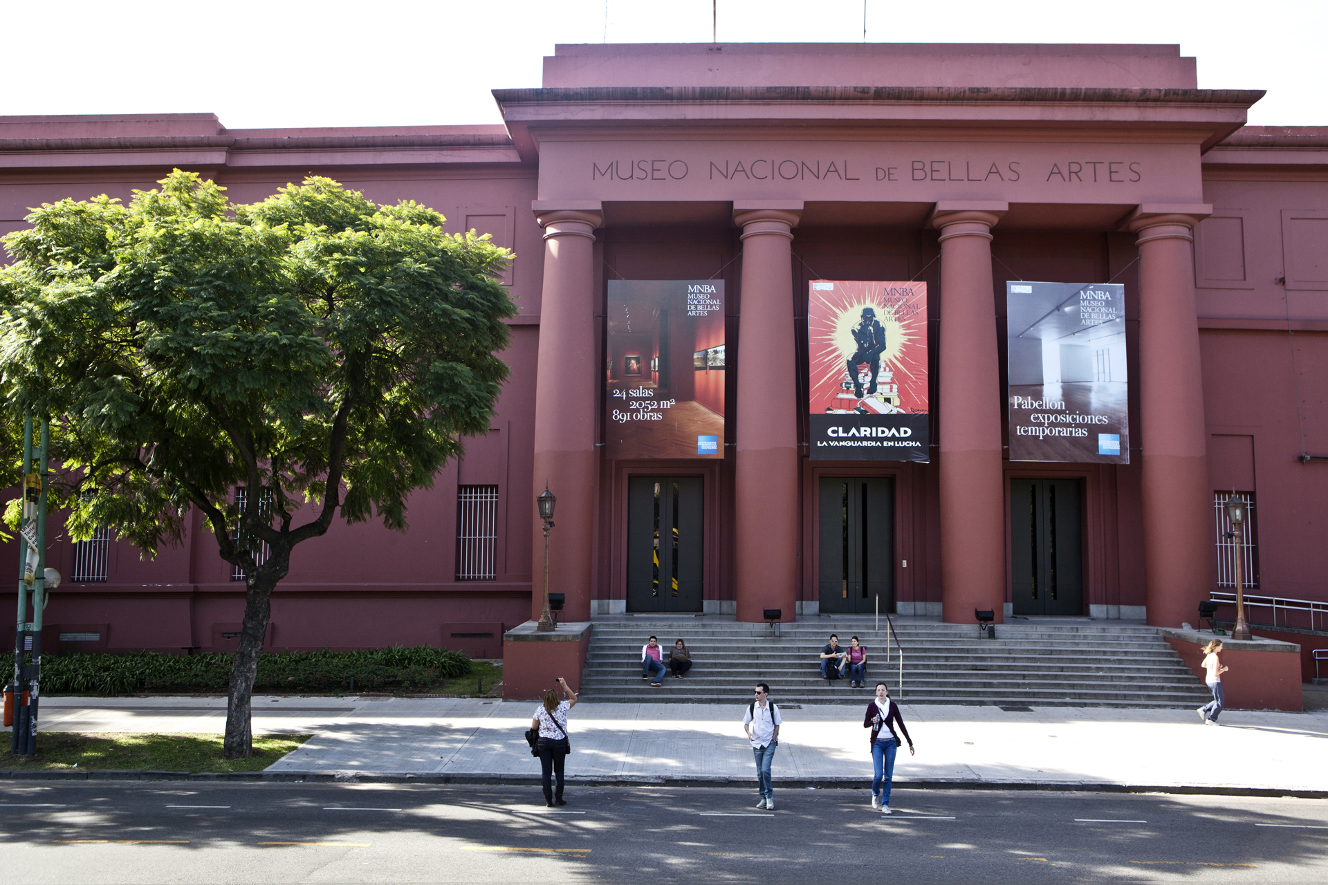 El Museo Nacional de Bellas Artes en el frente y a sus espaldas el restó-bar Novecento