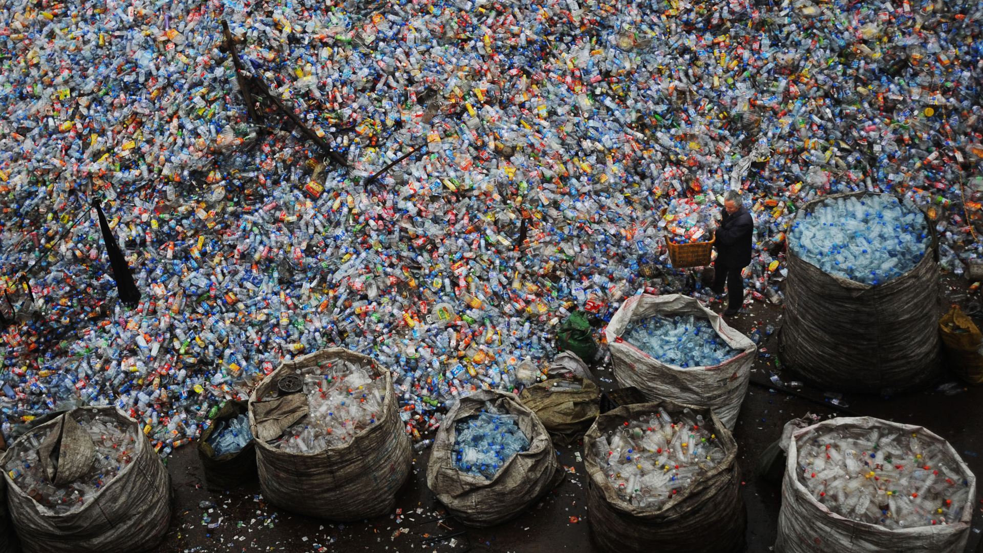 Un trabajador recoge las botellas de plástico en Wuhan, China (Getty Images)