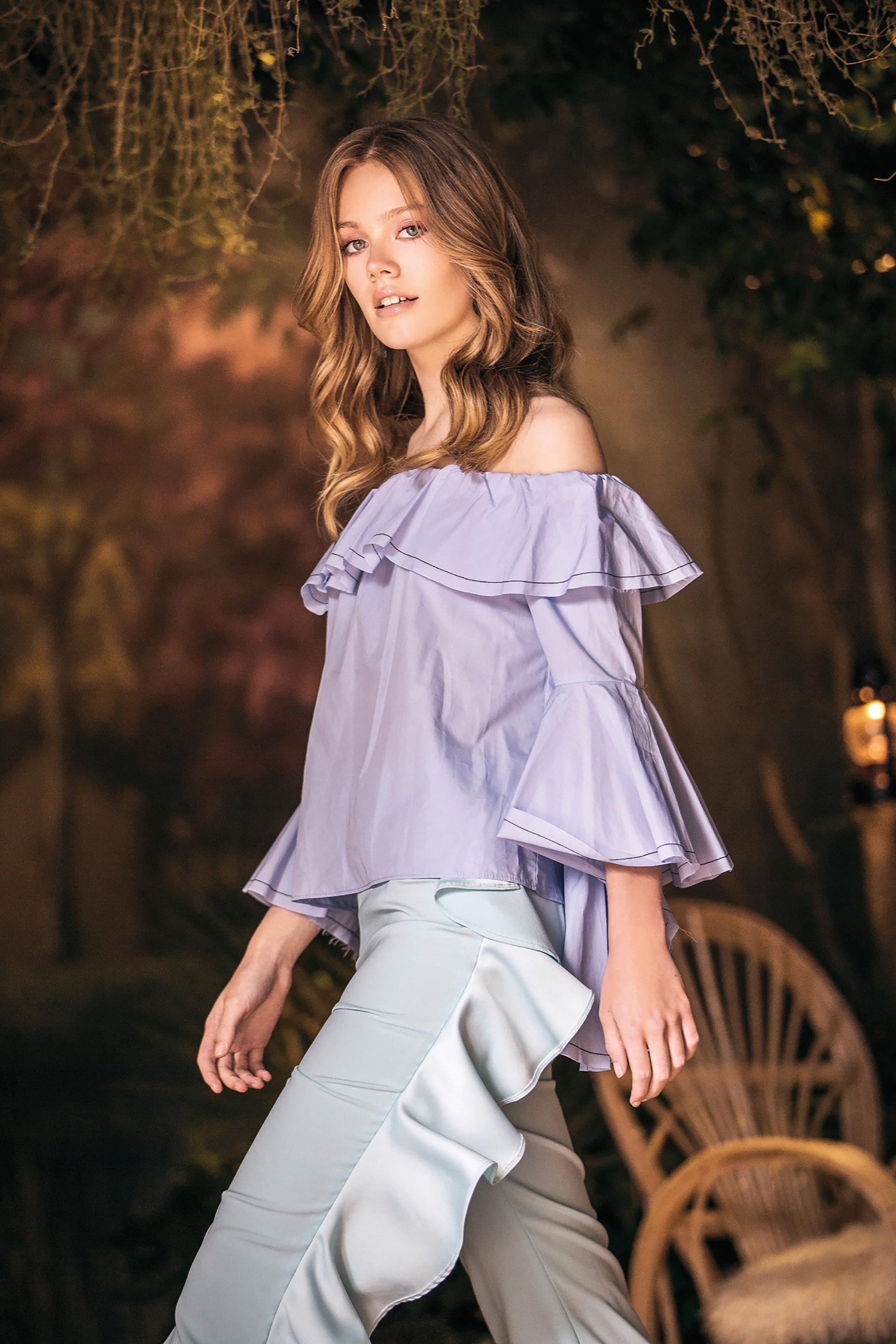 Camisa off the shoulders con volados ($ 1.500, Clara Ibarguren) y pantalón palazzo con volado lateral ($ 4.680, Maria Dahn). Foto Chino Toccalino/ Para Ti
