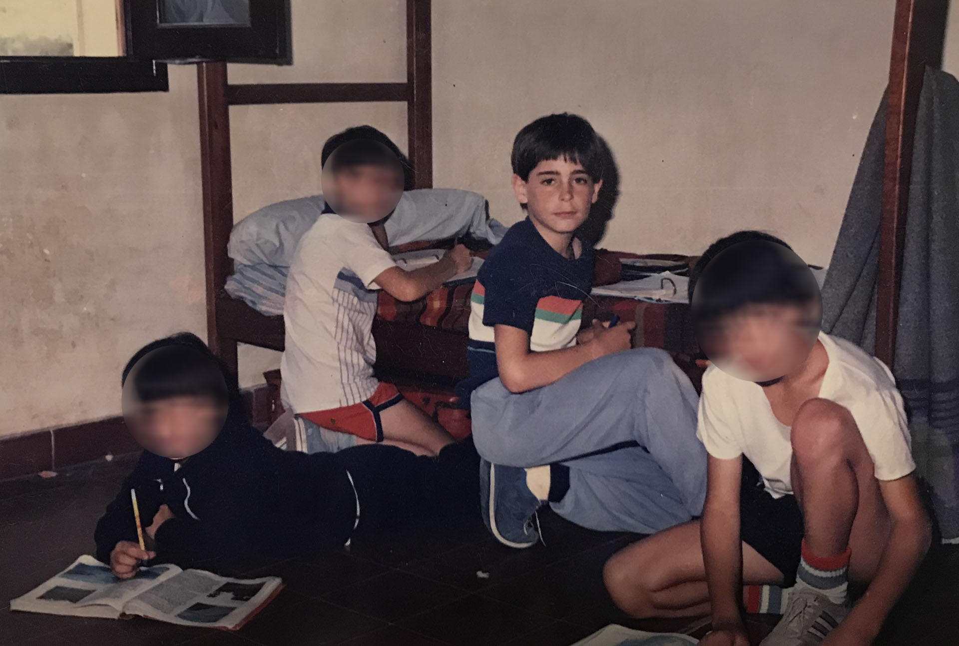 Sebastián y sus compañeros en la habitación en la que sufrieron los abusos.