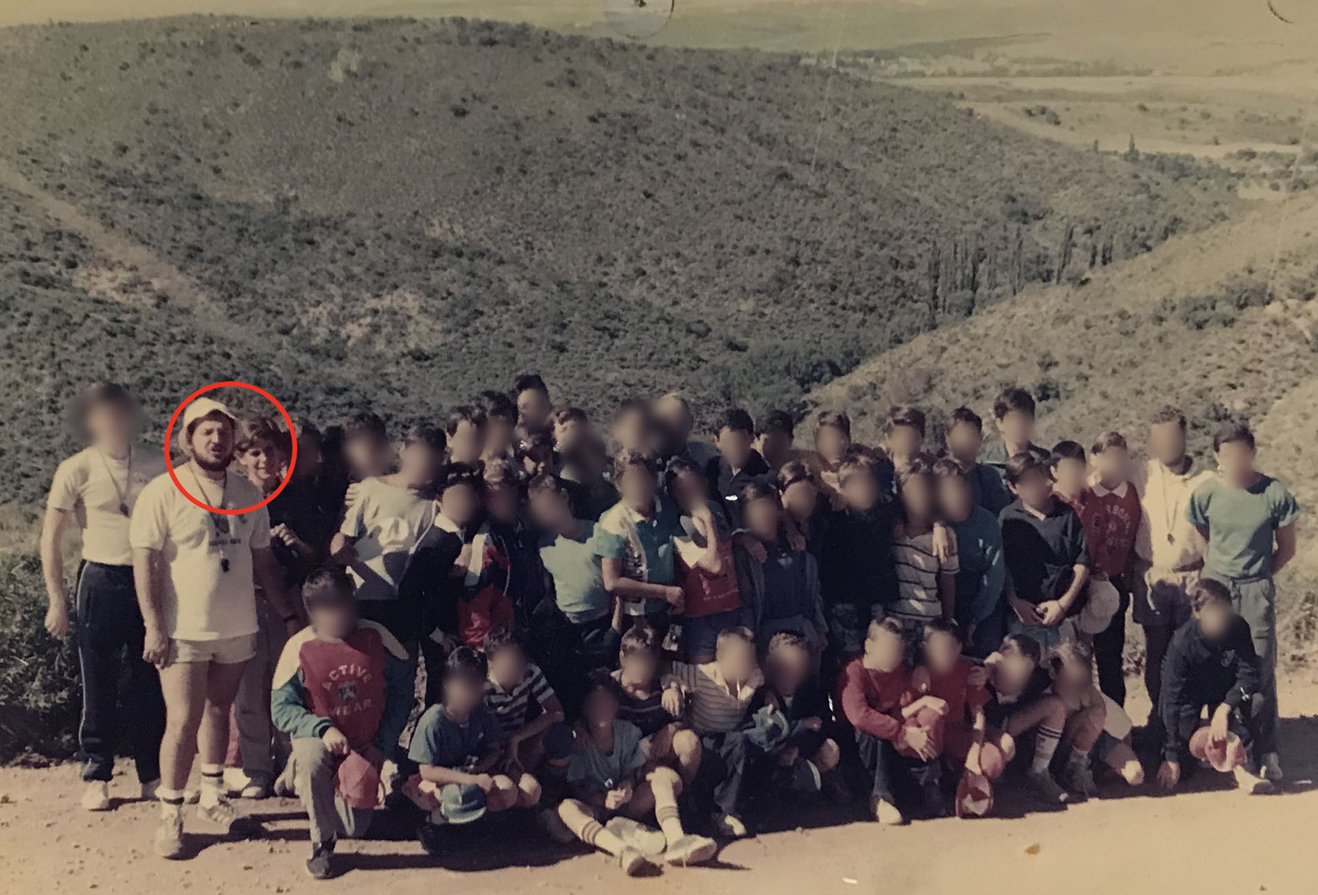 Con rojo, el docente abusador. Atrás, Sebastián. Es la foto que tomaron durante ese viaje a Córdoba.
