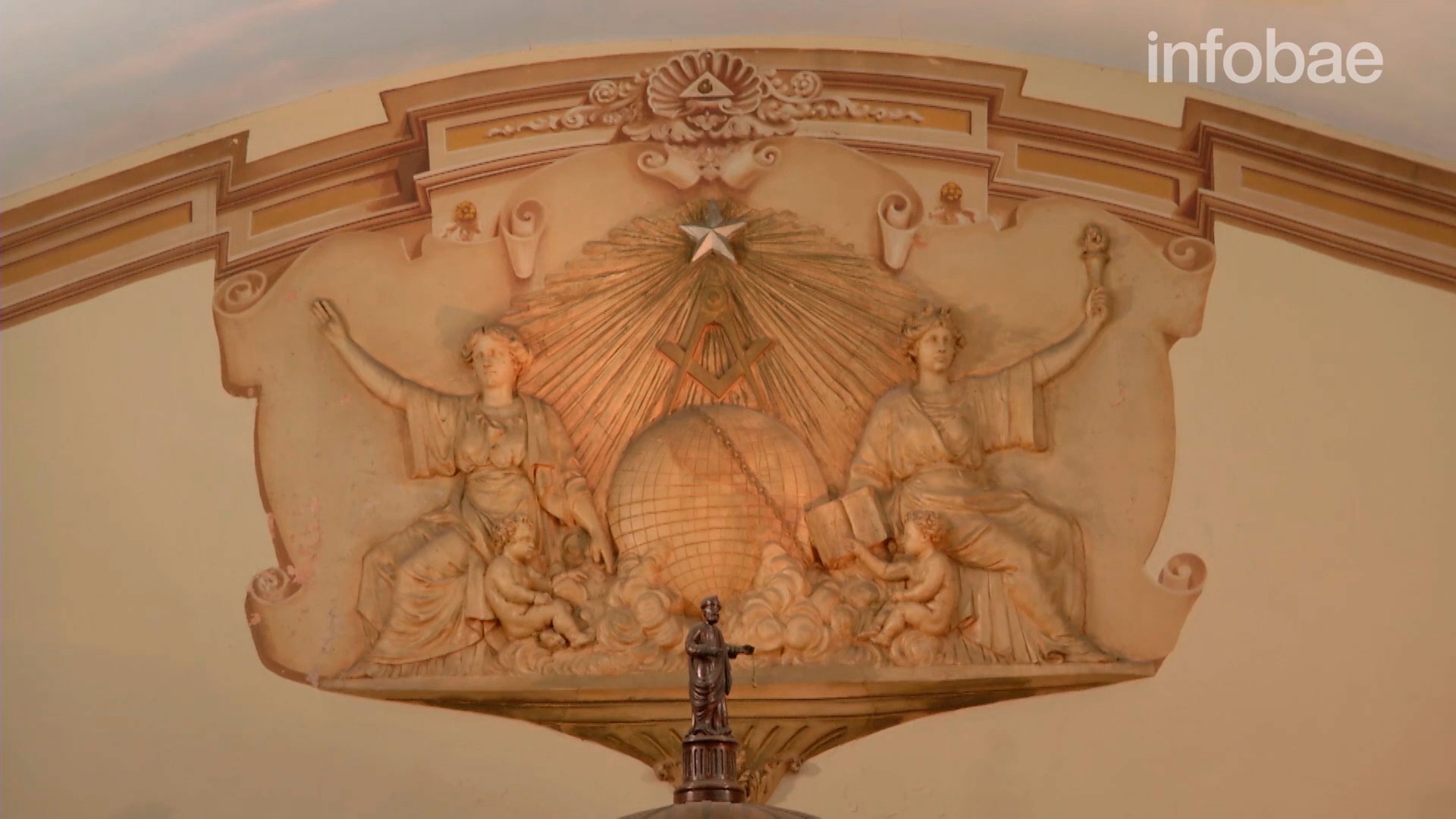 Estrella flamígera: es la estrella que guía al masón