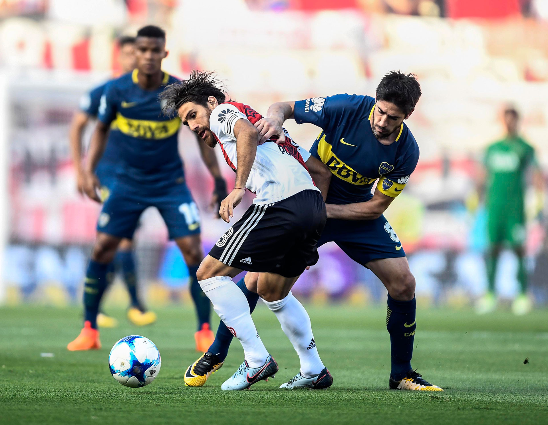 Los guerreros del medio: Leonardo Ponzio fue el mejor de River. Pablo Pérez, una de las figuras de Boca