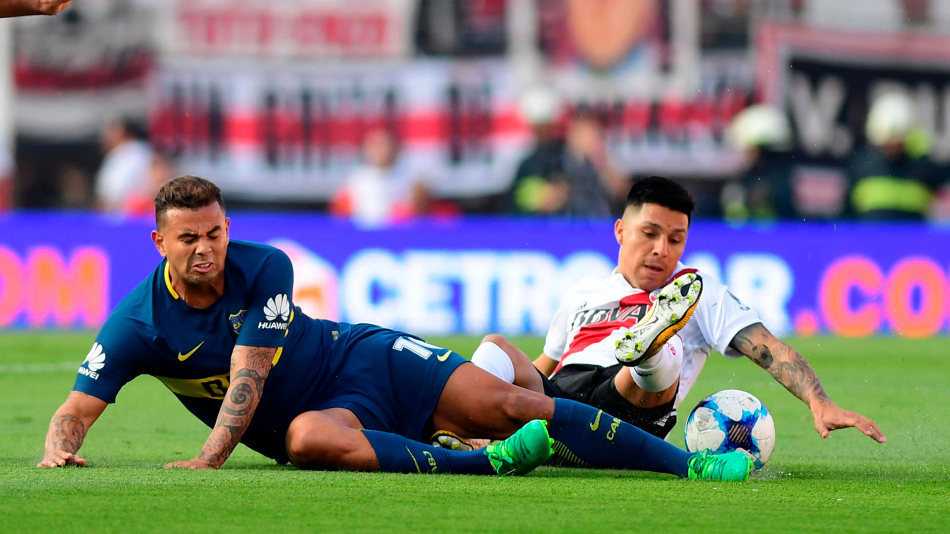 Enzo Pérez con la mirada fija en la pelota. Cardona busca amortiguar la caída
