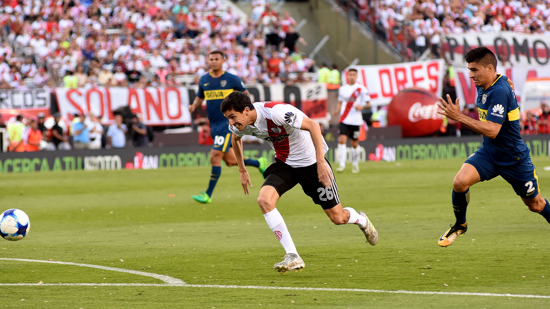 La pelota se fue como se fue Nacho Fernández, expulsado tras su planchazo a Cardona. Paolo Goltz corre de atrás