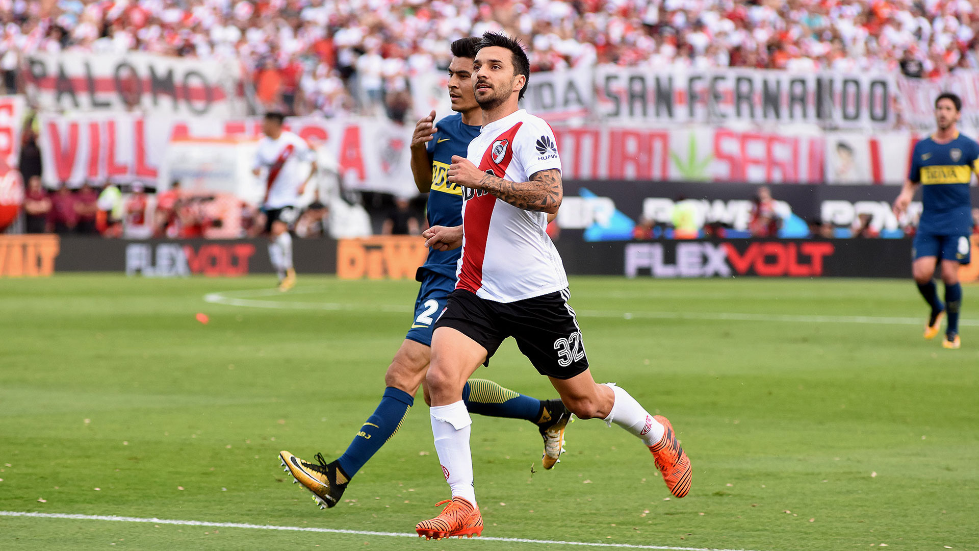 Ignacio Scocco hizo lo que pudo. Tuvo una clara chance de gol que alcanzó a despejar Rossi