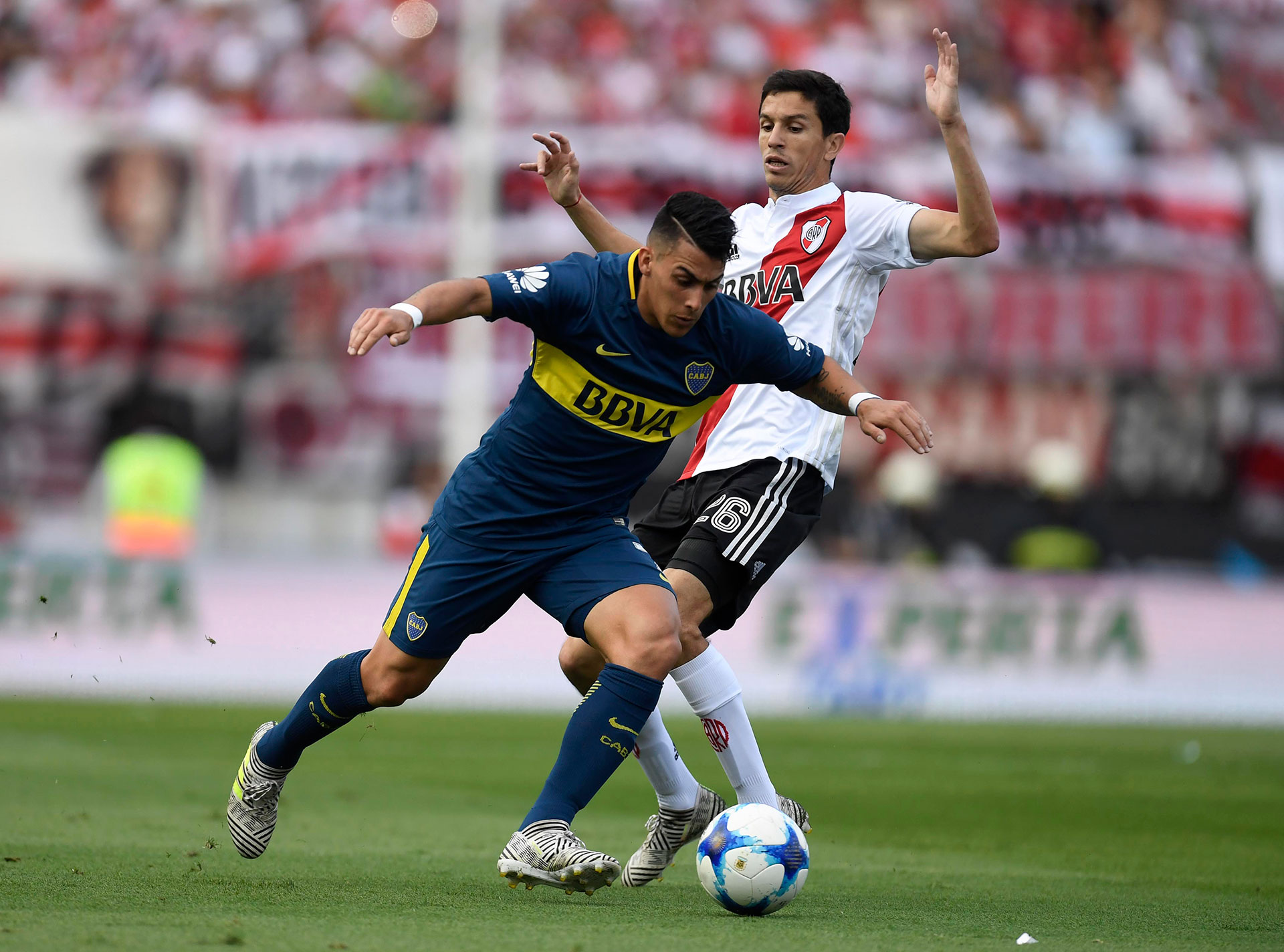 Cristian Pavón no tuvo su mejor tarde con la camiseta de Boca, pero su presencia siempre le imprime vértigo al ataque de Boca. Aquí deja atrás la marca de Ignacio Fernández