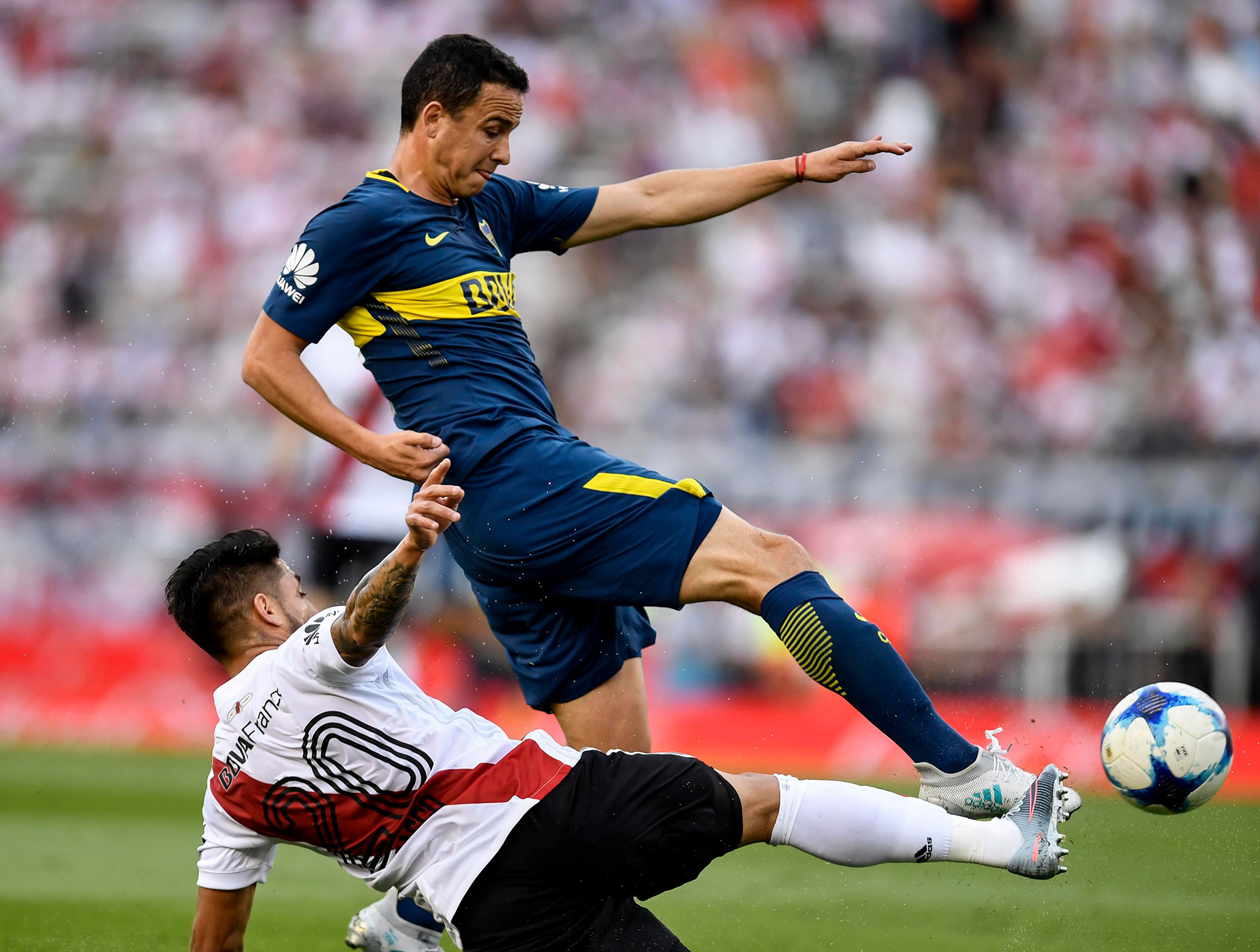 Leonardo Jara tuvo un gran rendimiento en Boca. Aquí en una de las tantas veces que superó a Milton Casco