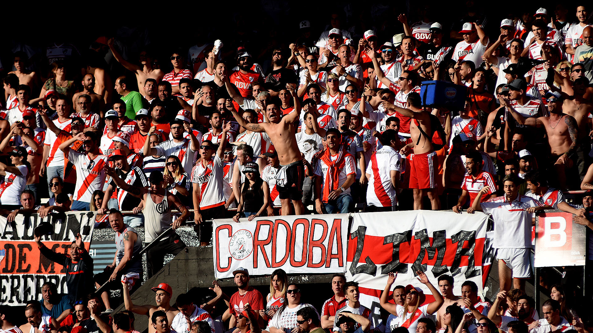 Los hinchas de River pasaron de la euforia a la amargura por otra dura caída del equipo de Marcelo Gallardo, esta vez ante el máximo rival