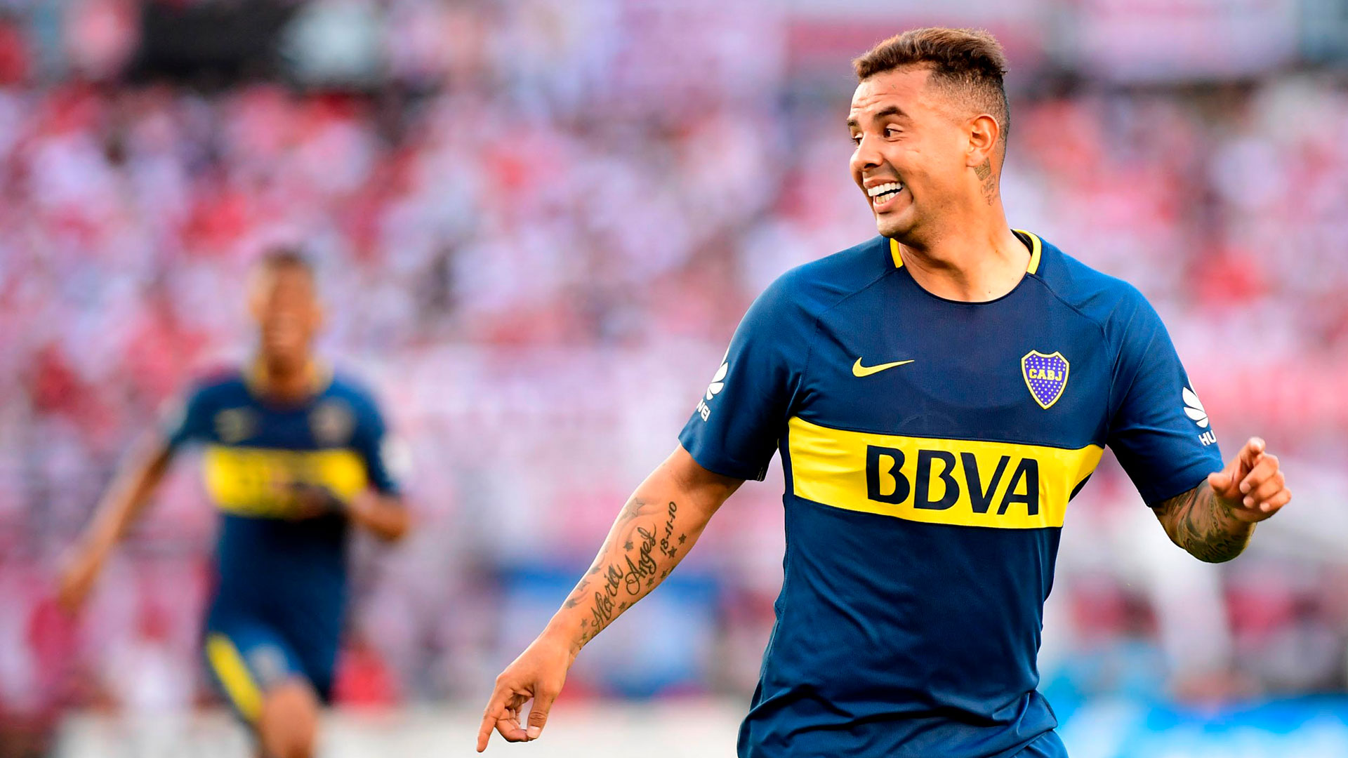 El colombiano levantaba murmullos porque parecía estar fuera de forma física. Sin embargo acarició la pelota con su botín derecho e inició la fiesta de Boca ante River en el Monumental